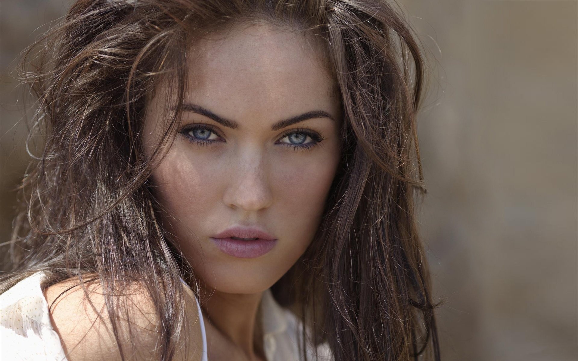 Megan Fox portrait HD Wallpaper