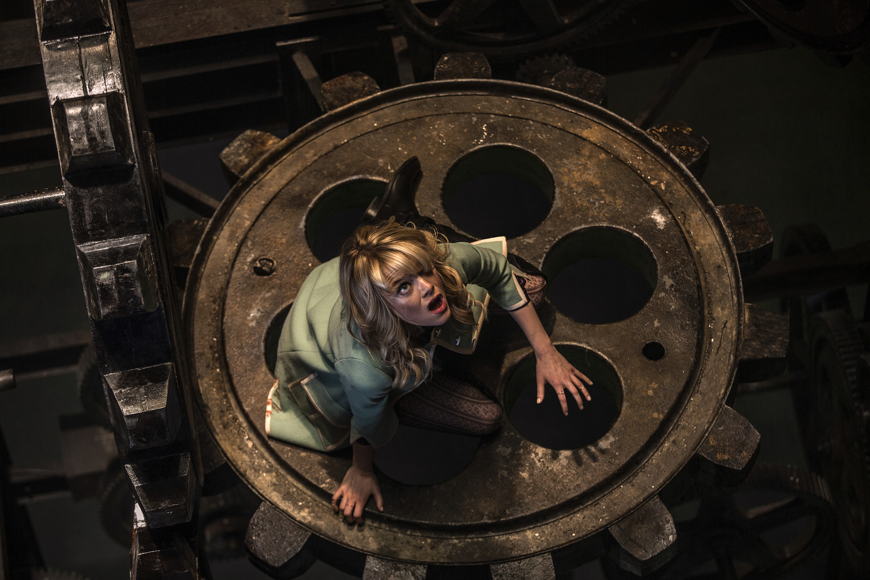 Emma Stone in a large gear HD Wallpaper