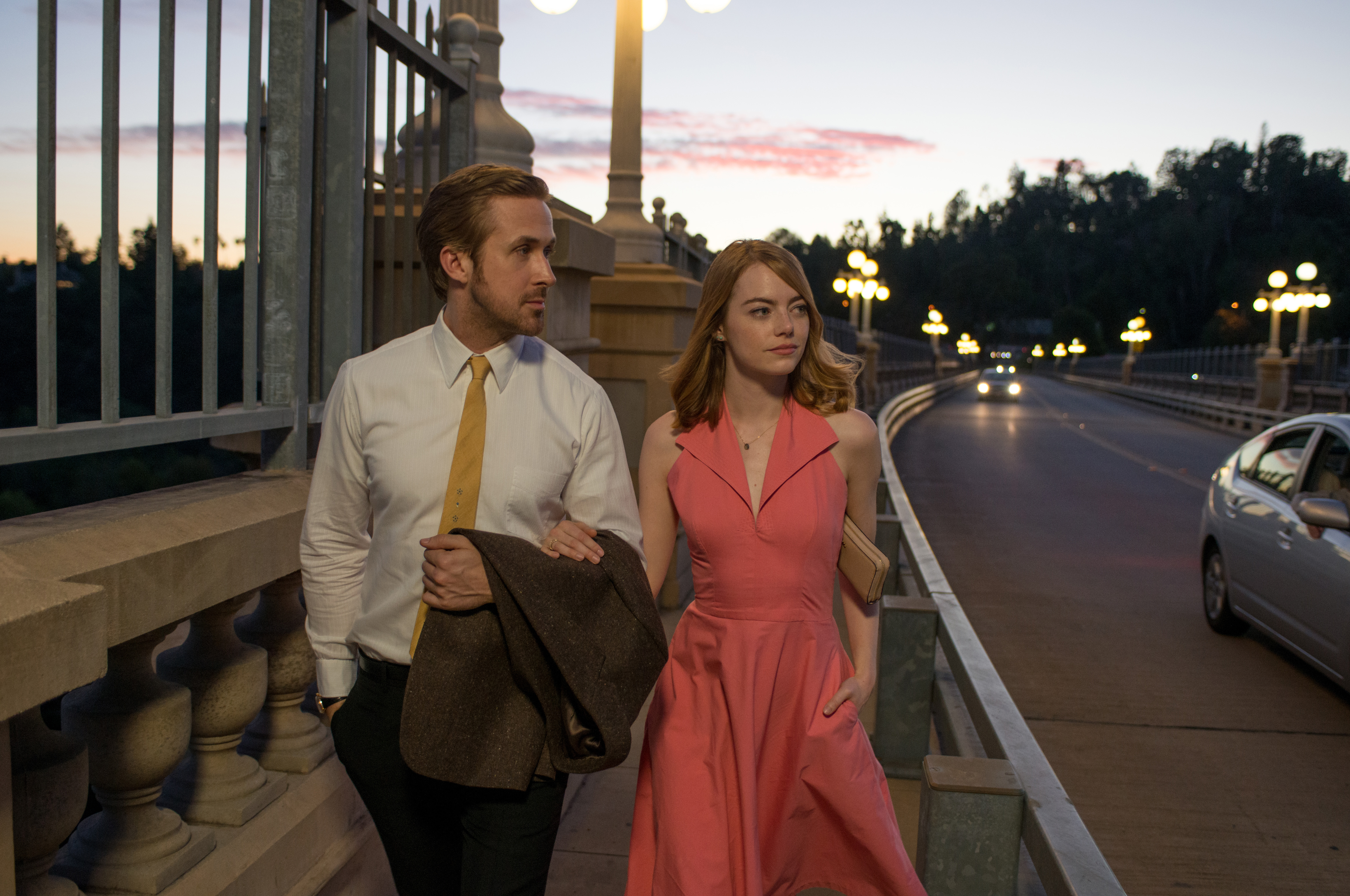 Ryan Gosling and Emma Stone on a bridge at dusk HD Wallpaper