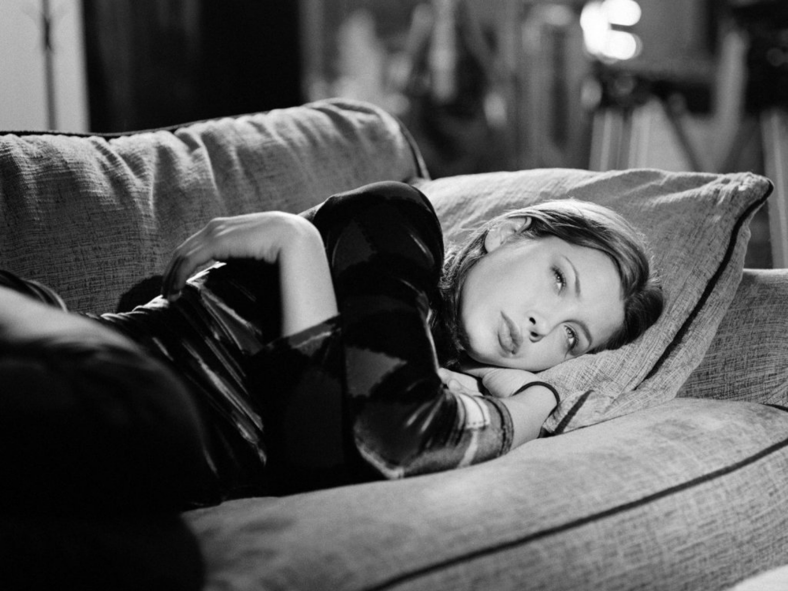 Jessica Biel lying on a couch HD Wallpaper