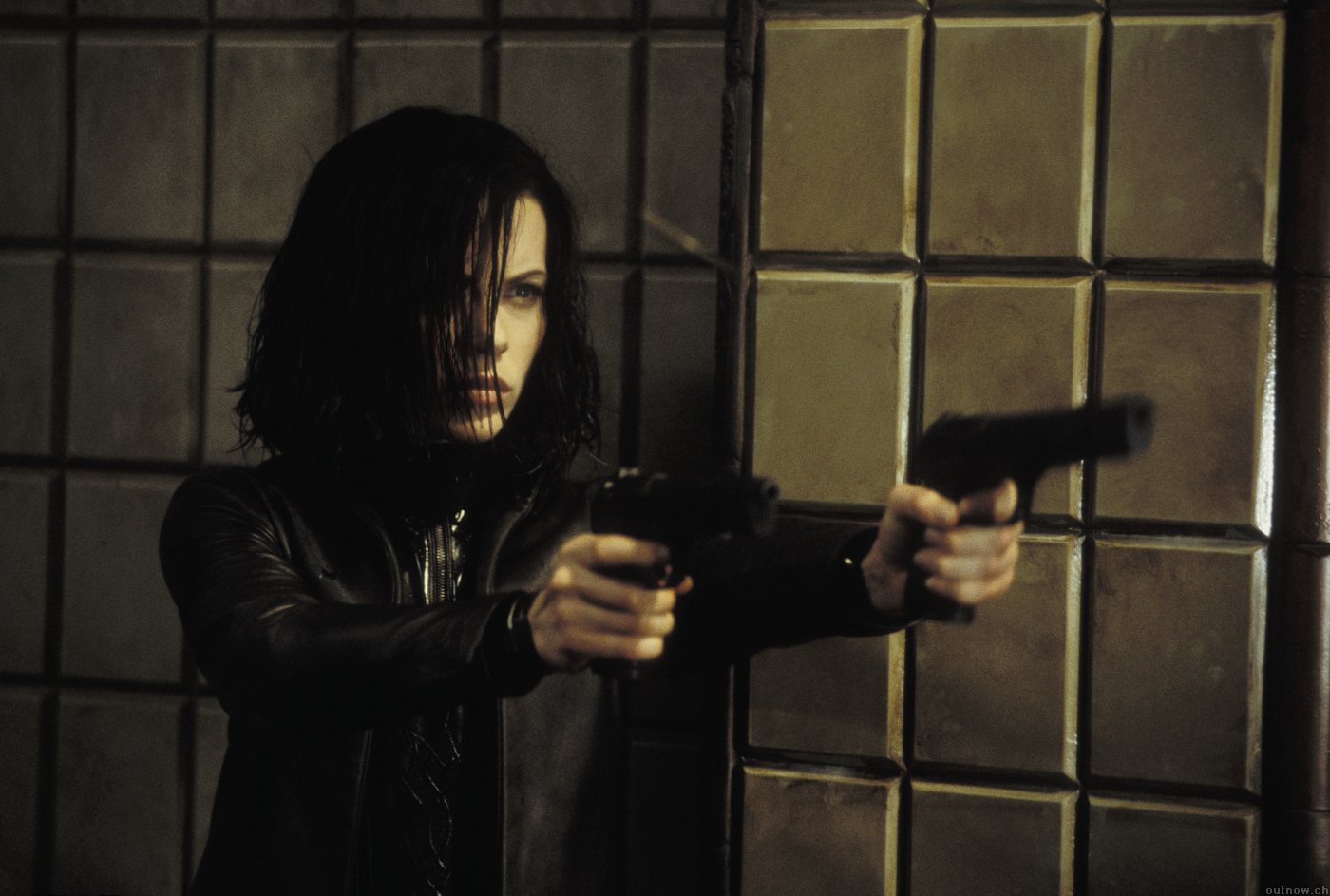 Kate Beckinsale holding two pistols HD Wallpaper