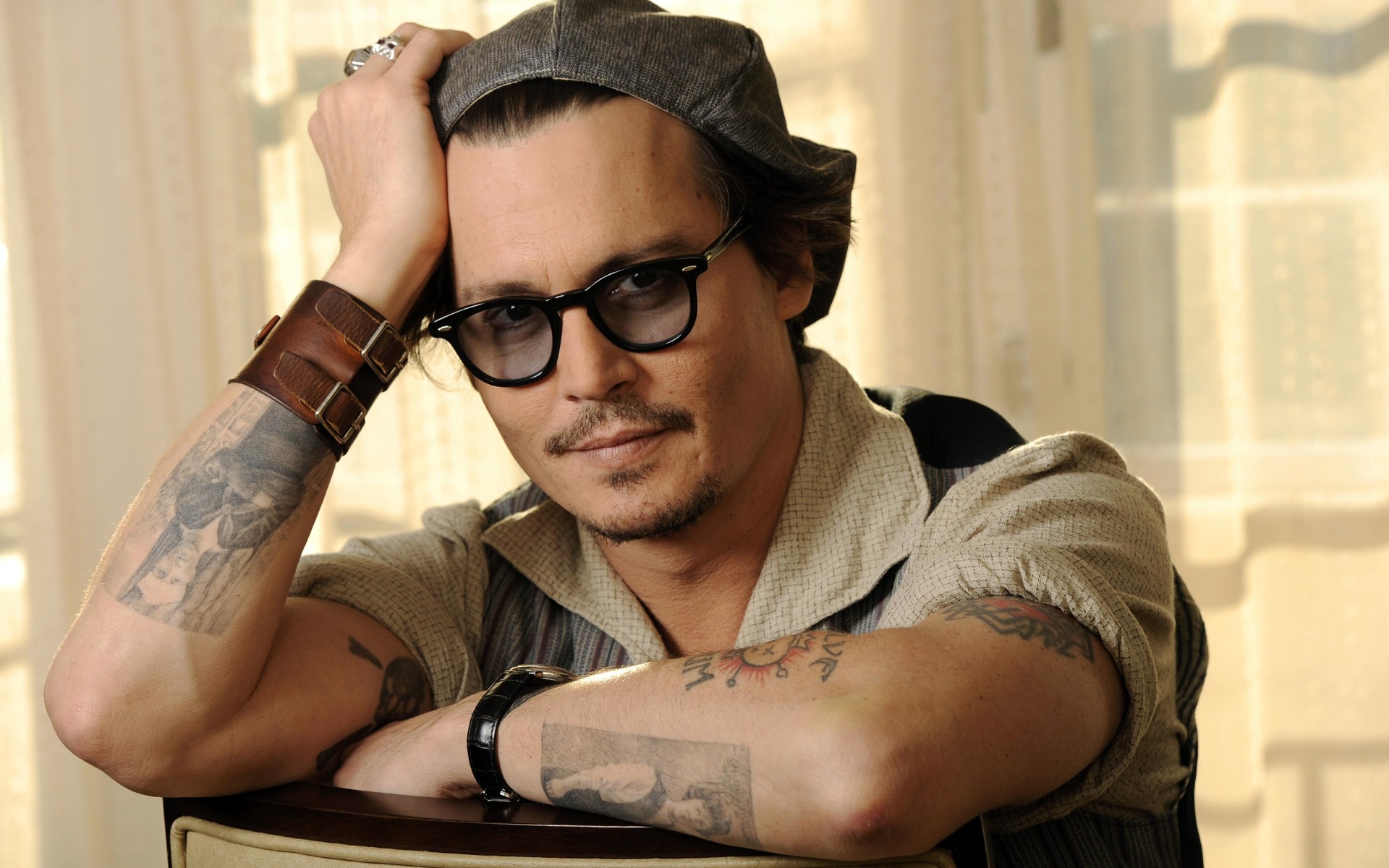 Johnny Depp wearing glasses and a cap HD Wallpaper