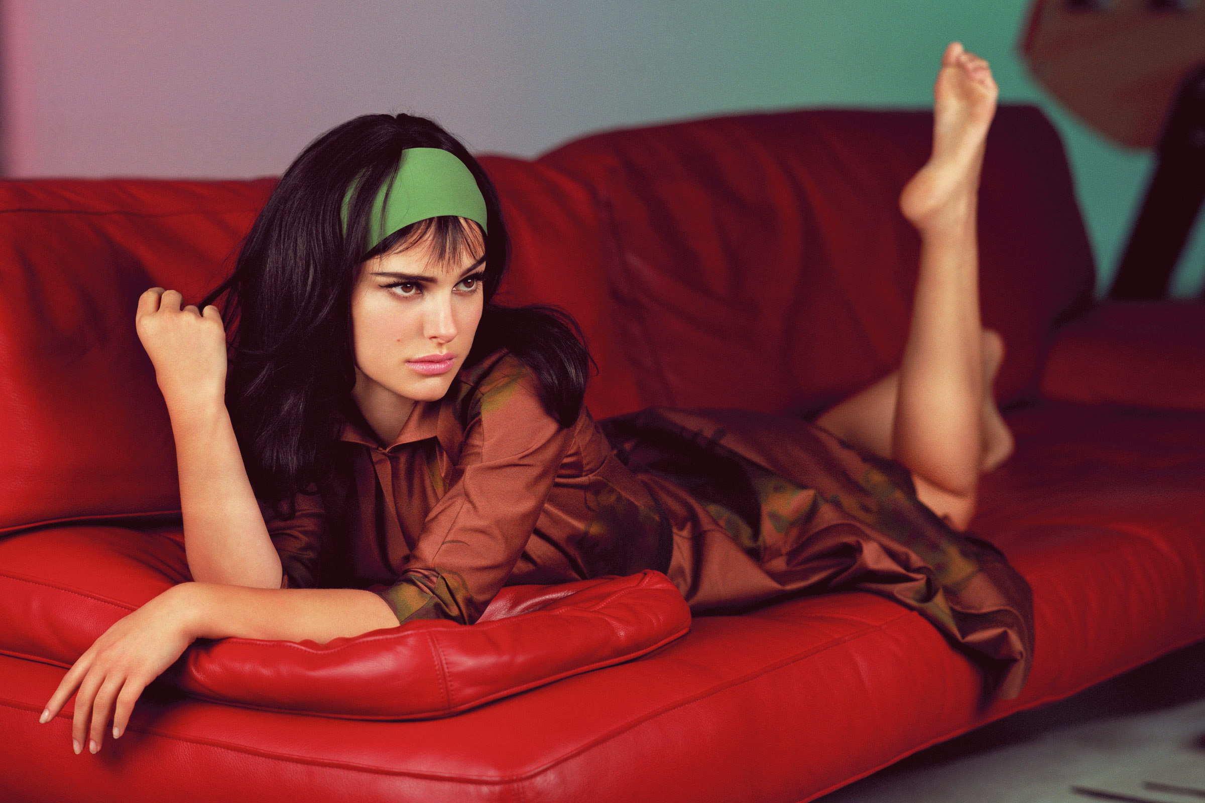 Natalie Portman on a red couch HD Wallpaper