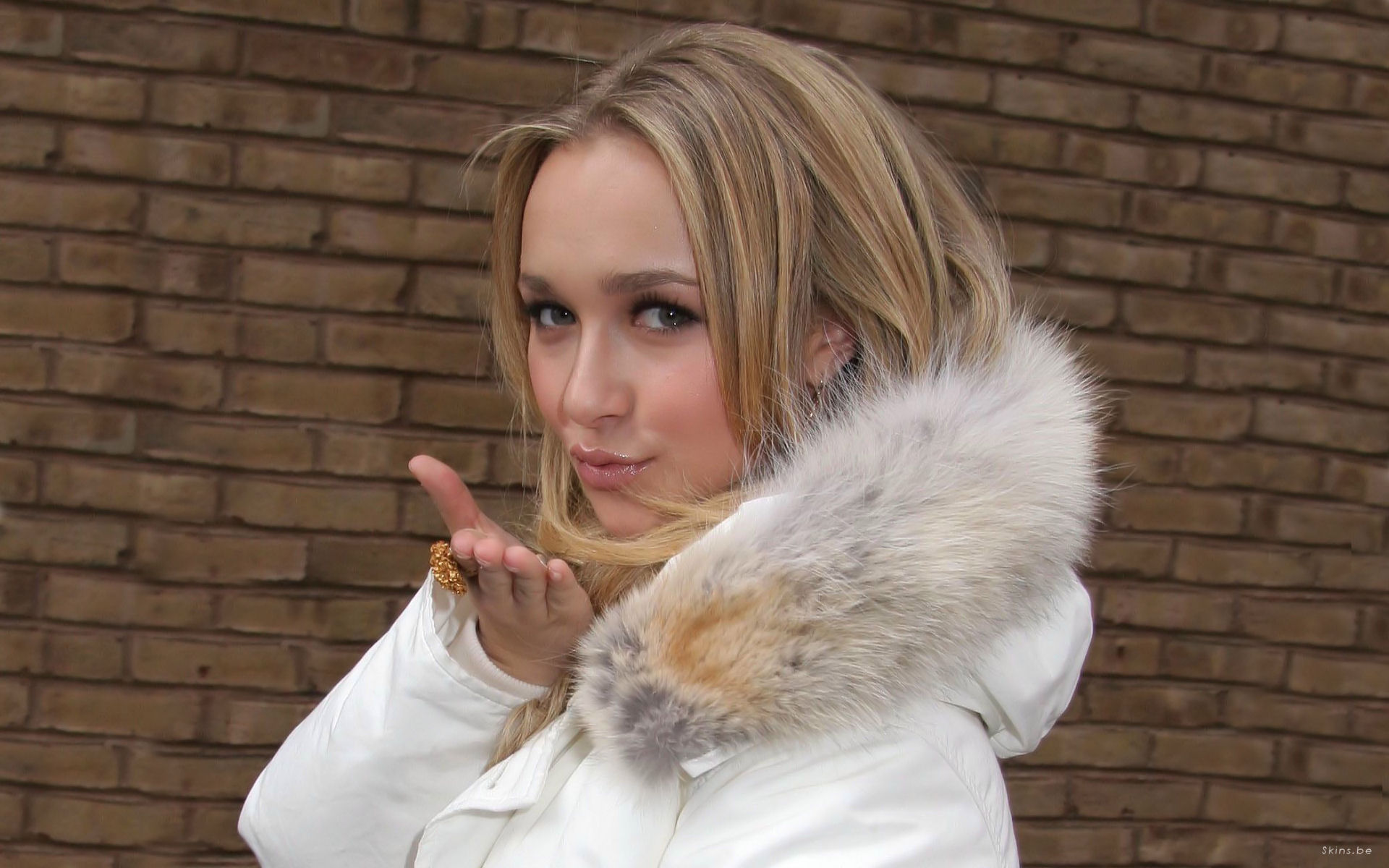 Hayden Panettiere blowing a kiss HD Wallpaper