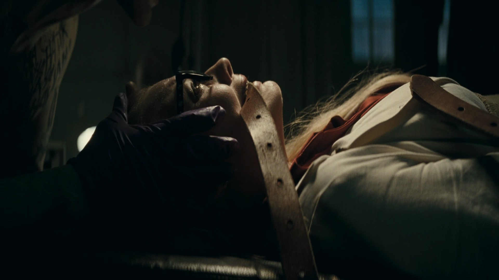 Margot Robbie in a medical restraint HD Wallpaper