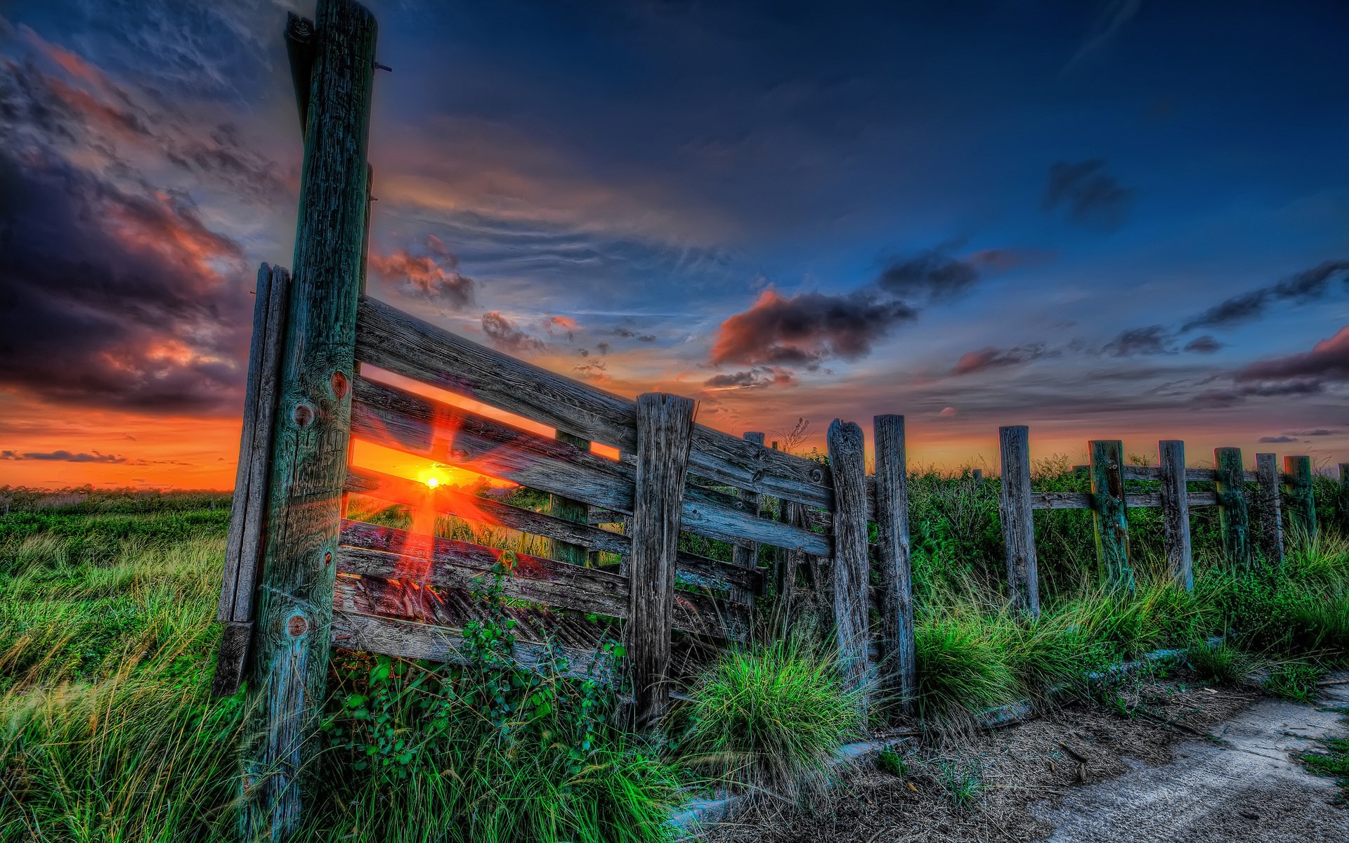 Wooden fence at sunset with sunburst HD Wallpaper