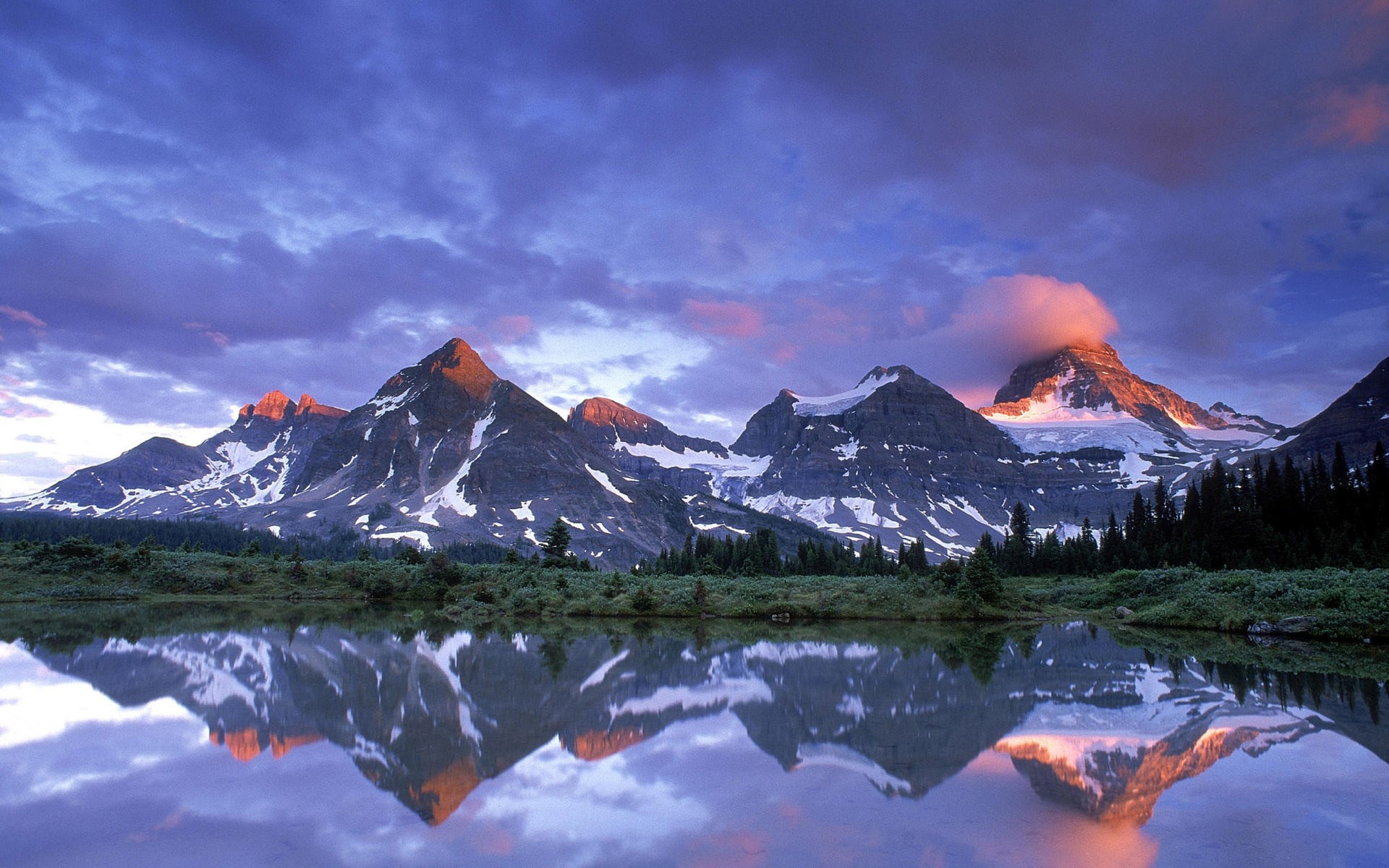 Mountain range reflected in a lake at sunset HD Wallpaper