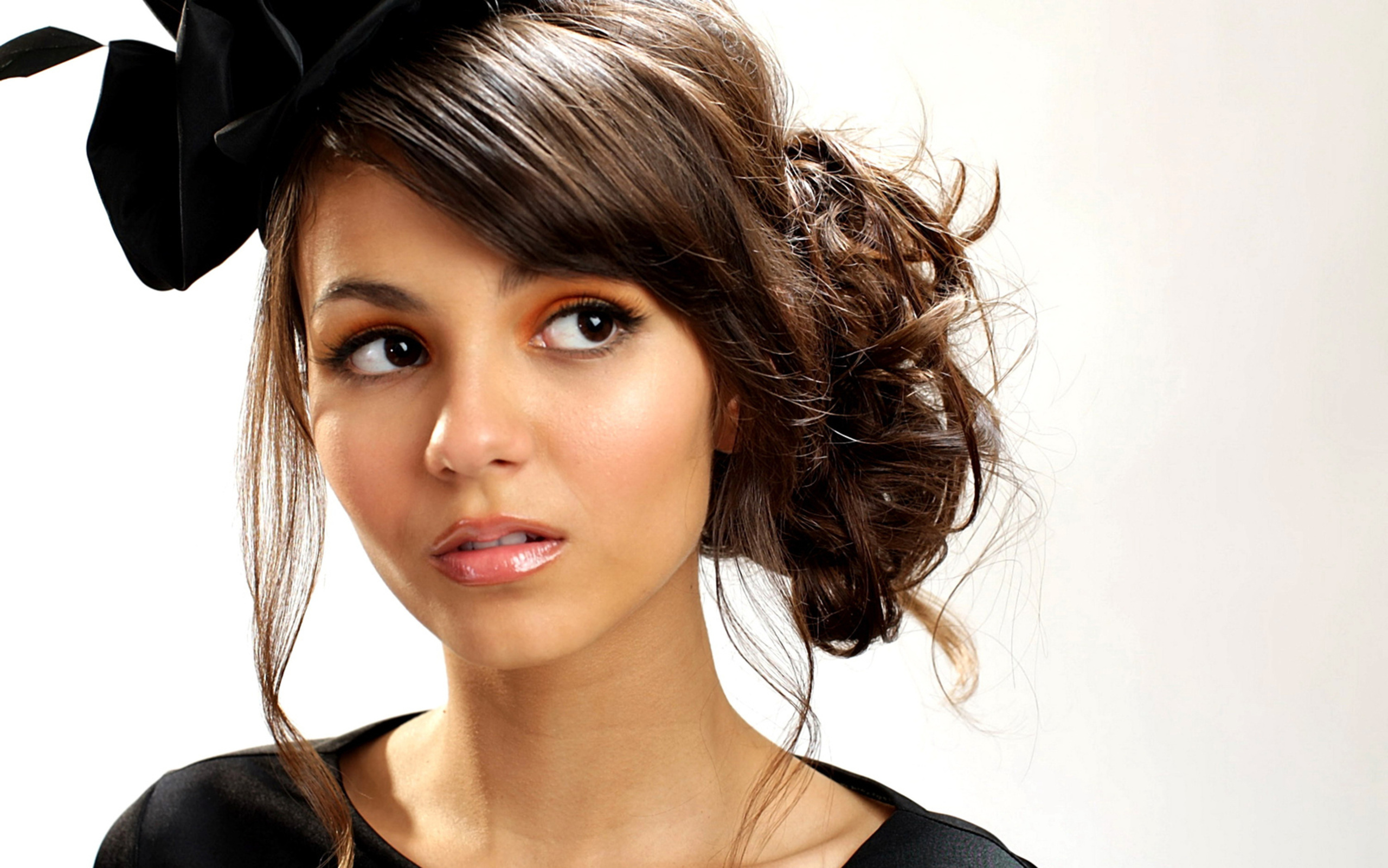 Victoria Justice with Black Hair Accessory HD Wallpaper