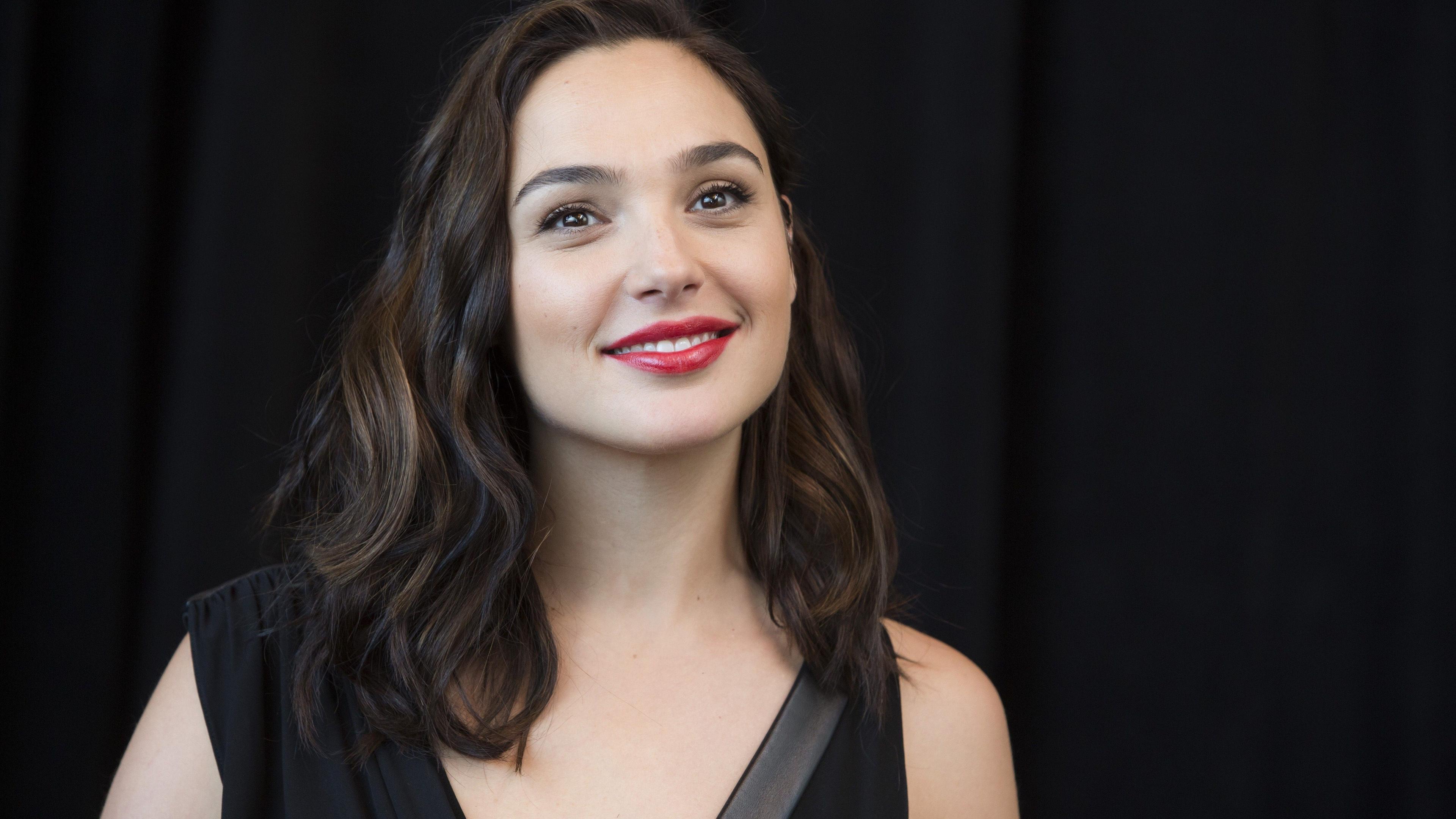 Gal Gadot Smiling with Dark Wavy Hair HD Wallpaper