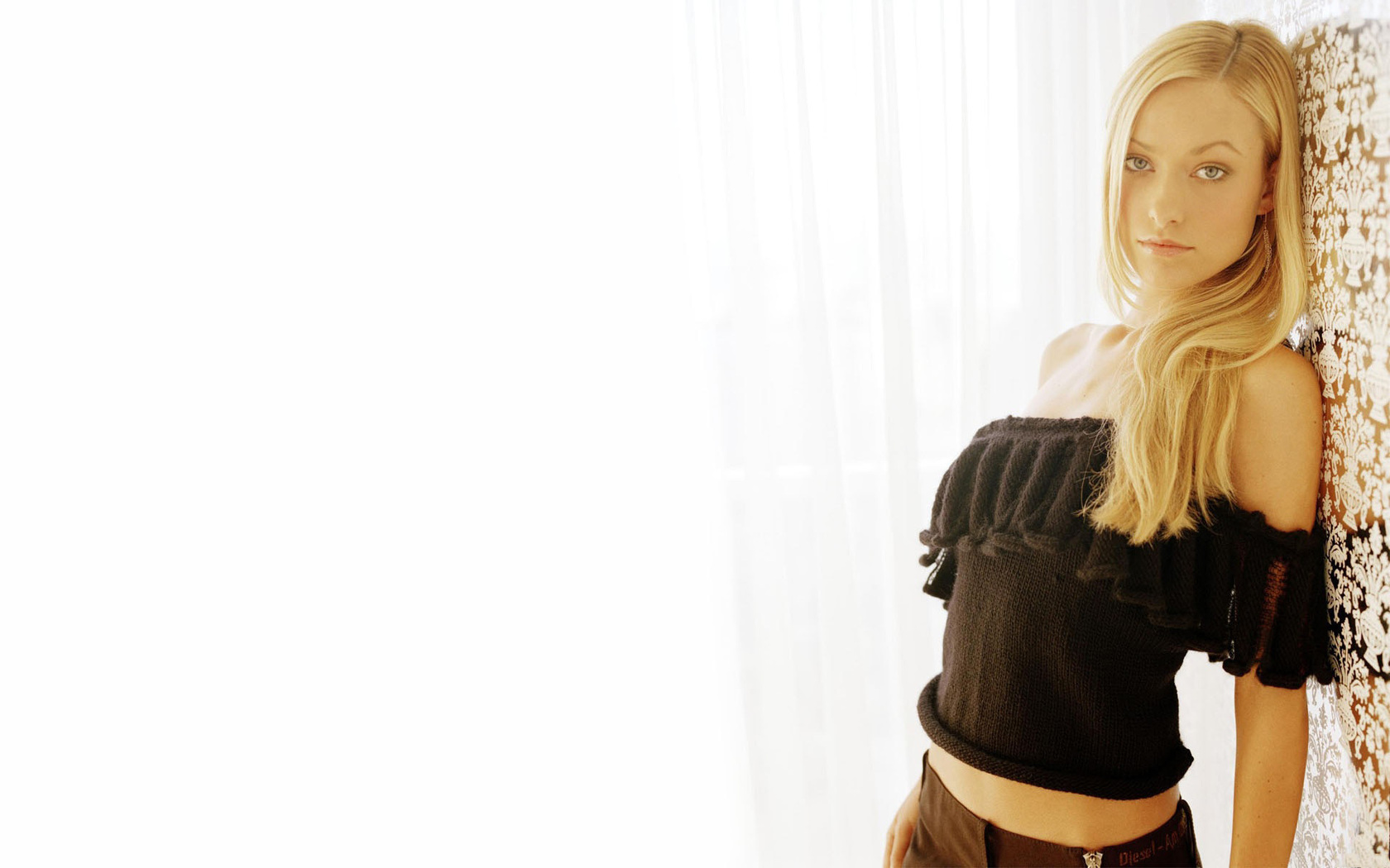 Olivia Wilde leaning against a patterned wall HD Wallpaper