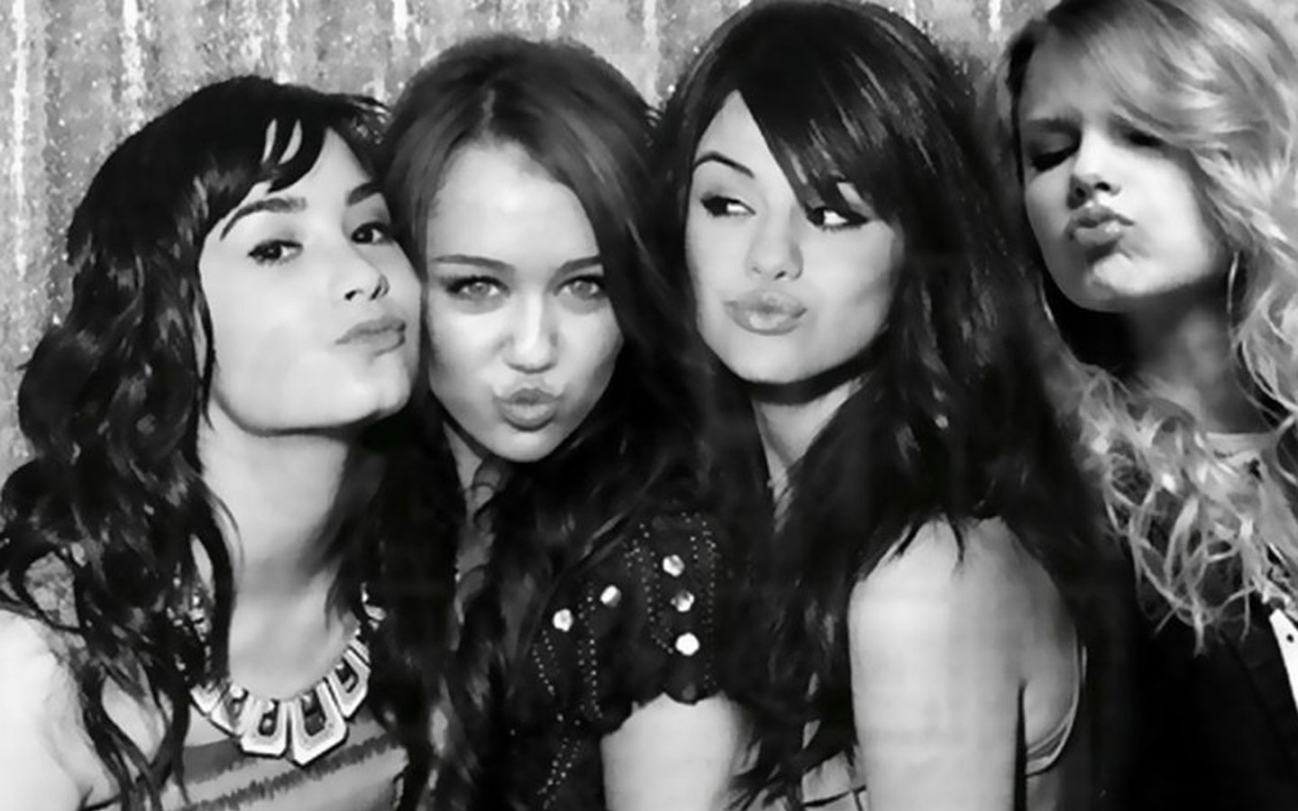 Demi Lovato, Miley Cyrus, Selena Gomez, and Taylor Swift HD Wallpaper