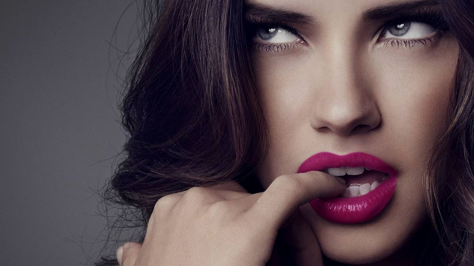 Adriana Lima close-up portrait HD Wallpaper