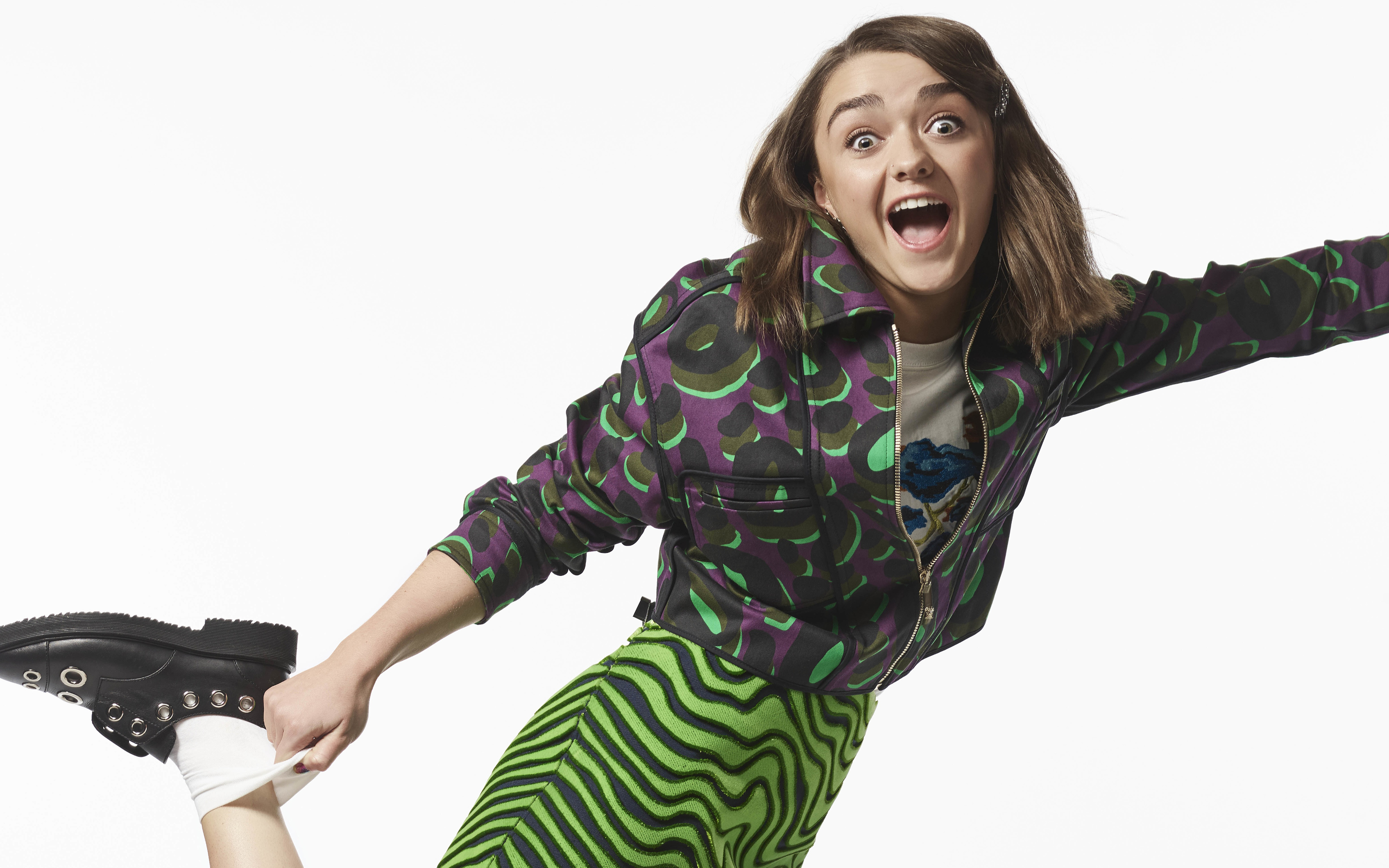 Maisie Williams in patterned jacket and skirt HD Wallpaper
