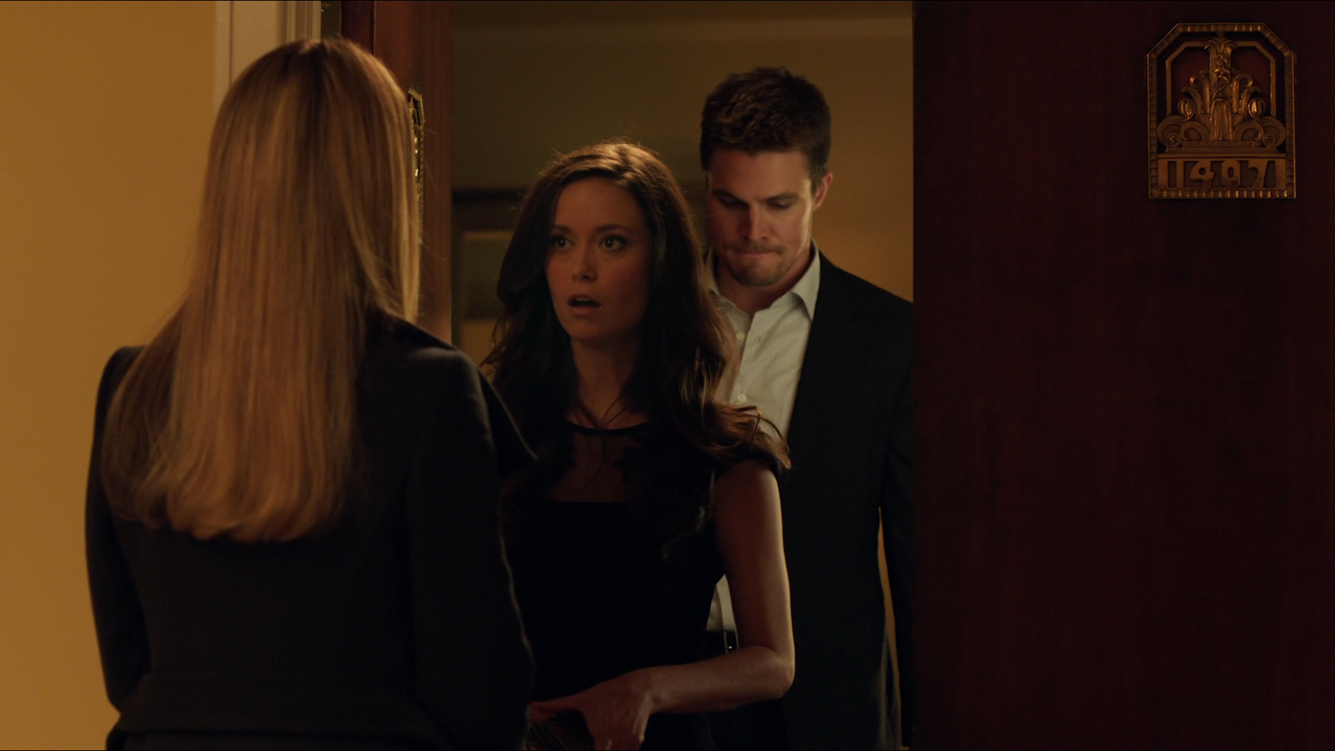 Summer Glau and Stephen Amell in a hallway HD Wallpaper