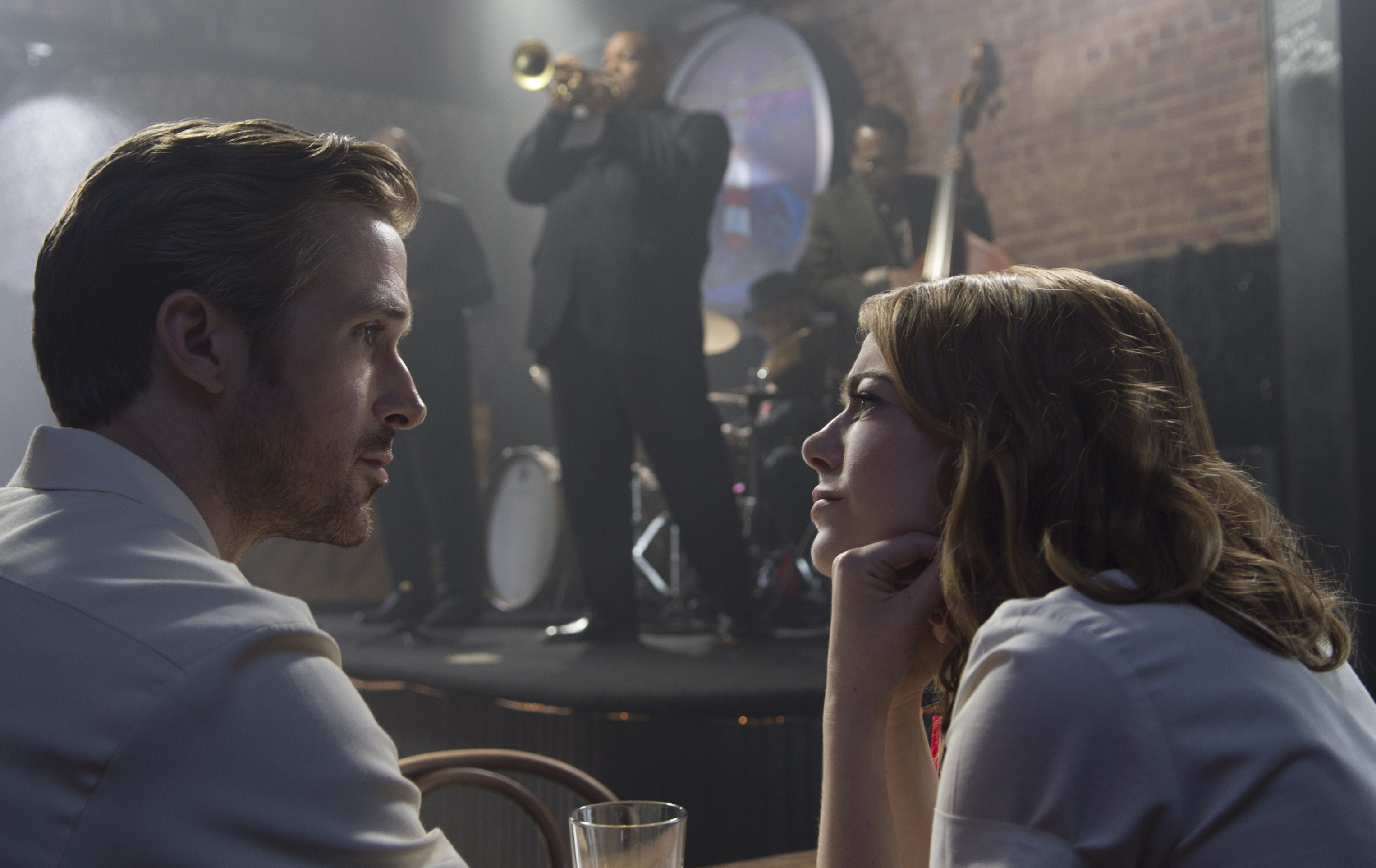 Ryan Gosling and Emma Stone in a jazz club HD Wallpaper
