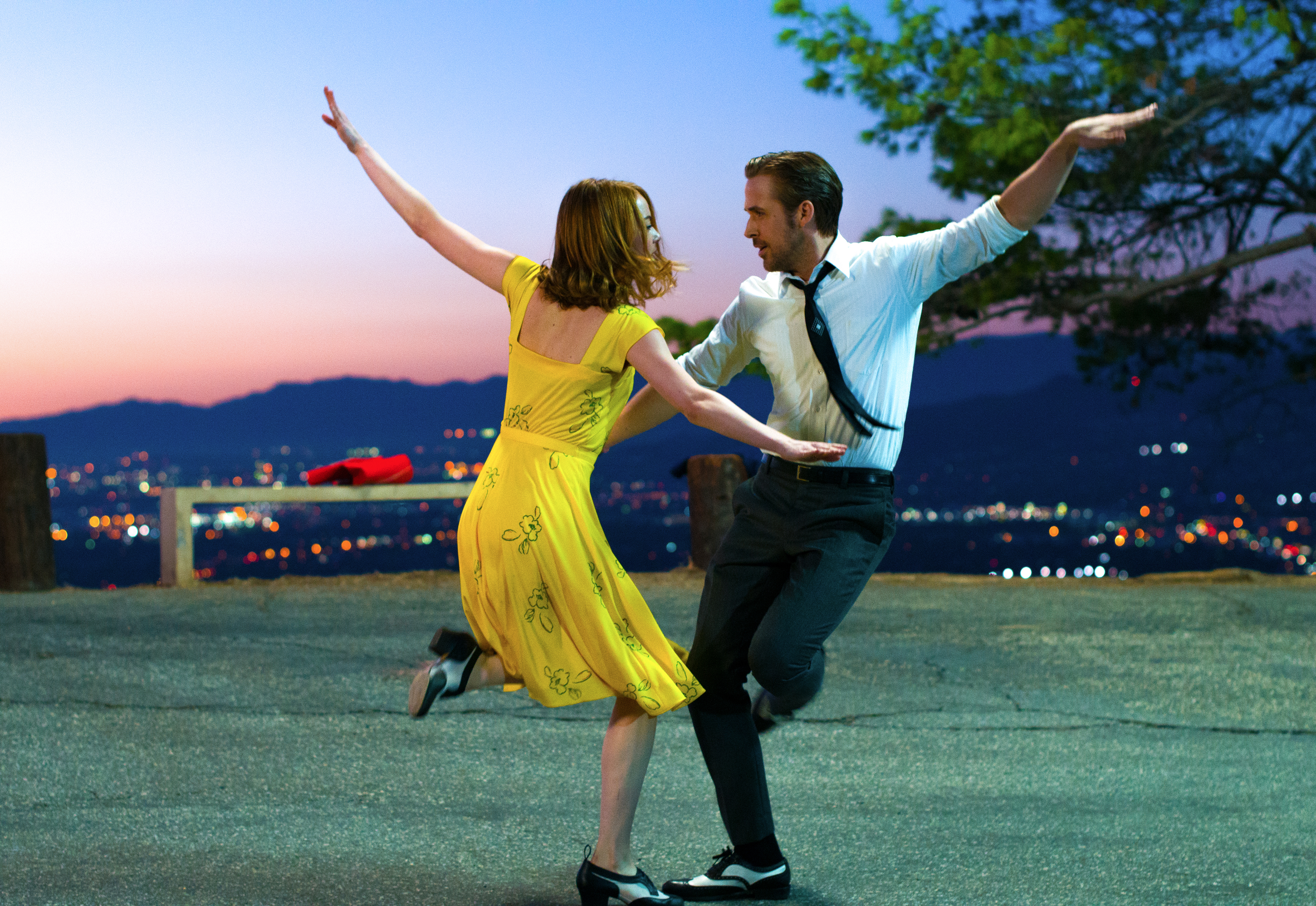 Ryan Gosling and Emma Stone dancing in La La Land HD Wallpaper