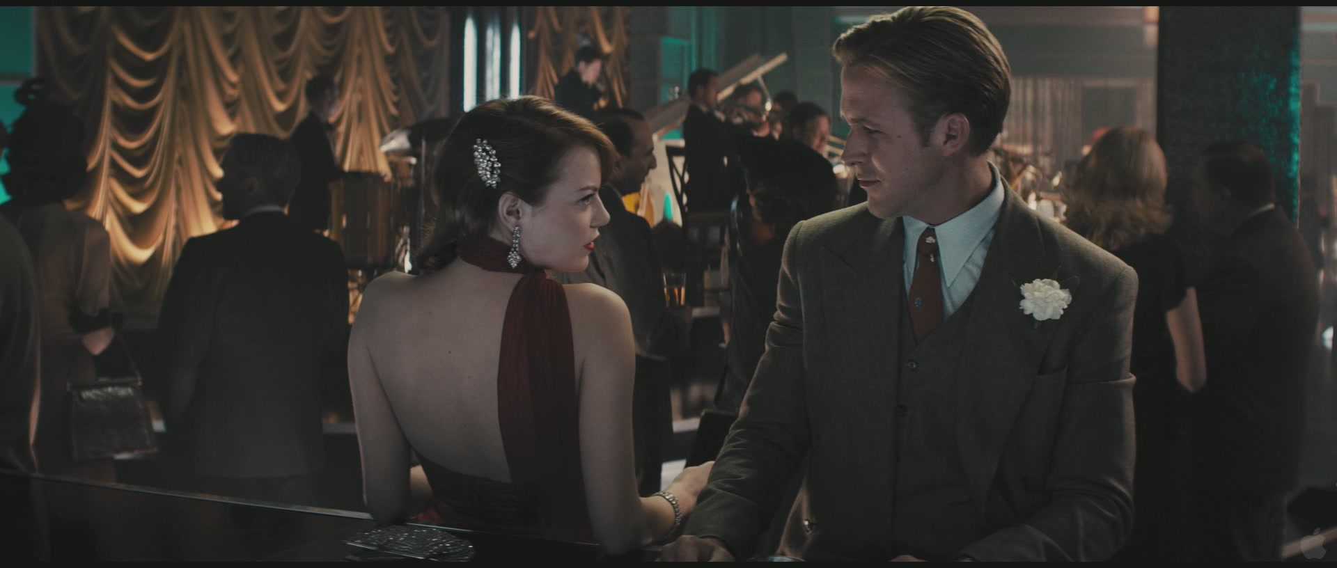 Ryan Gosling and Emma Stone in a bar HD Wallpaper