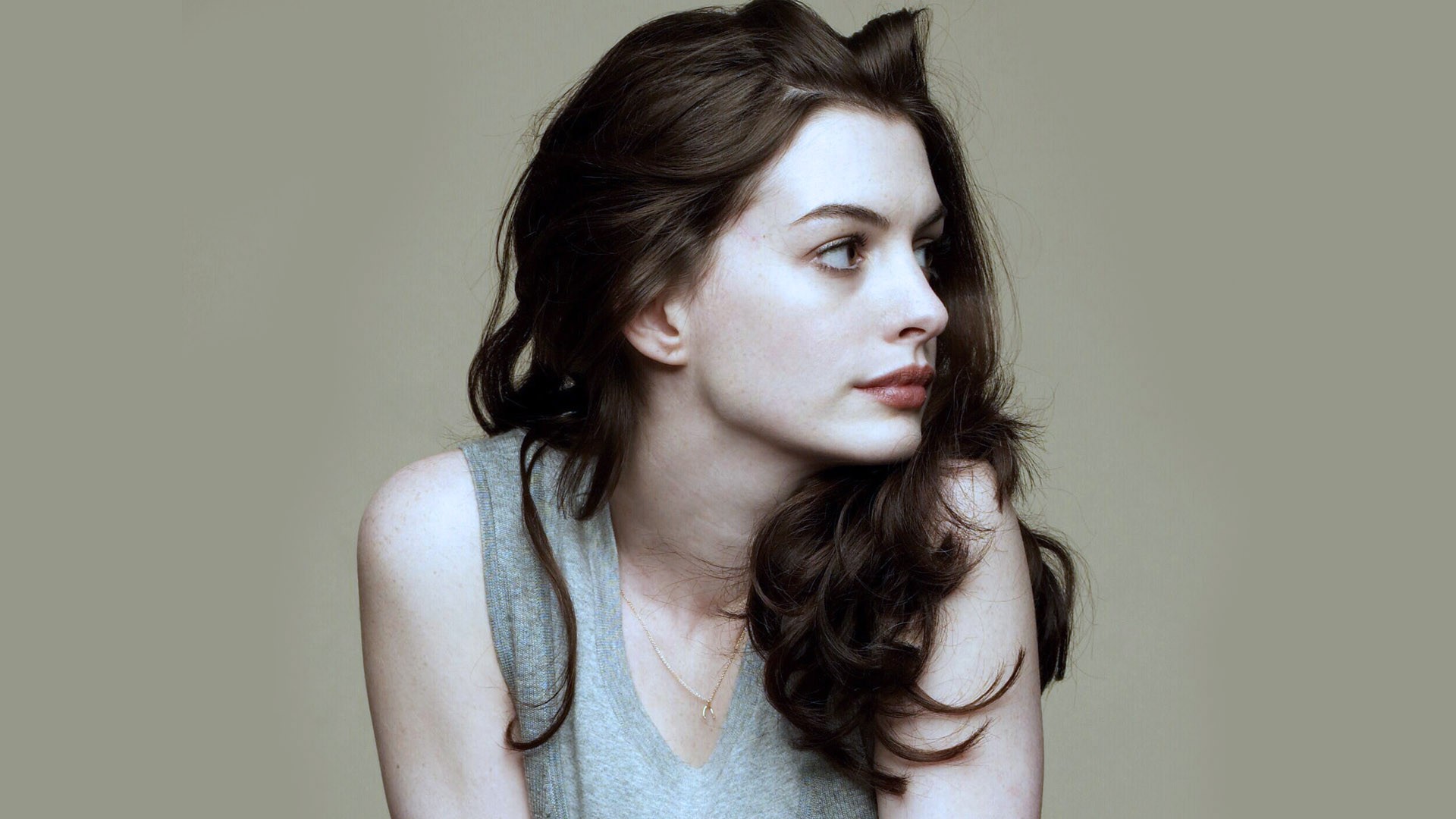 Anne Hathaway HD Wallpaper