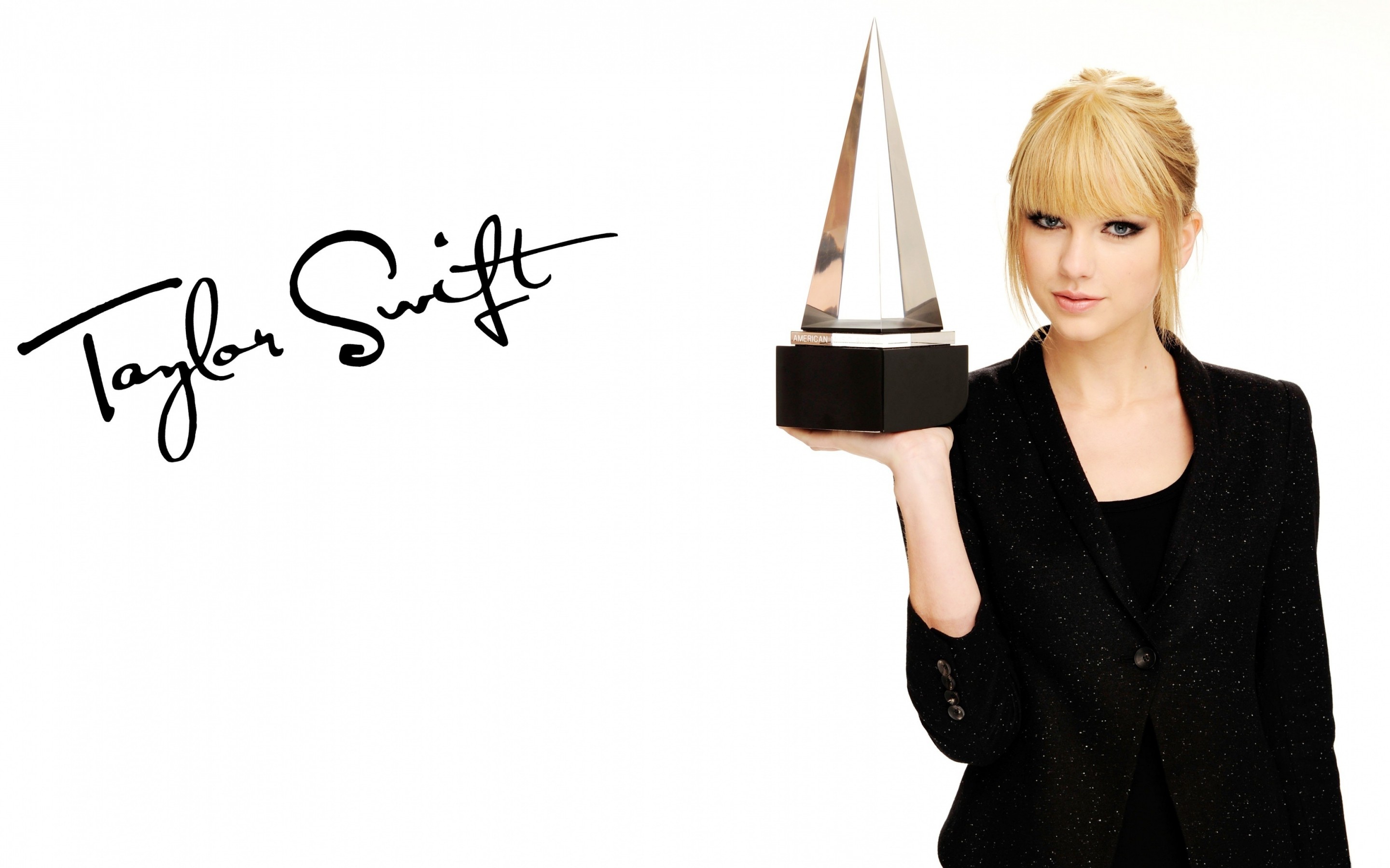 Taylor Swift holding an award HD Wallpaper