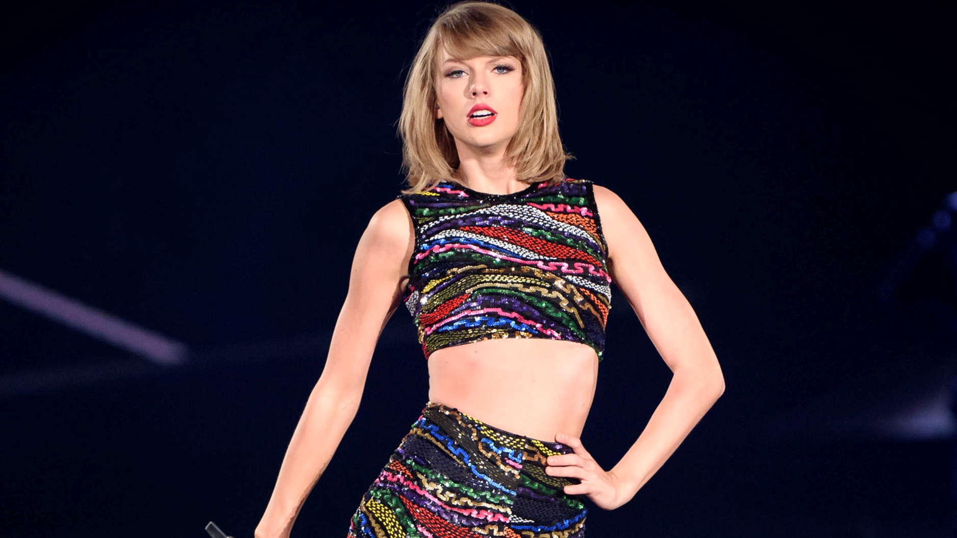 Taylor Swift performing on stage HD Wallpaper