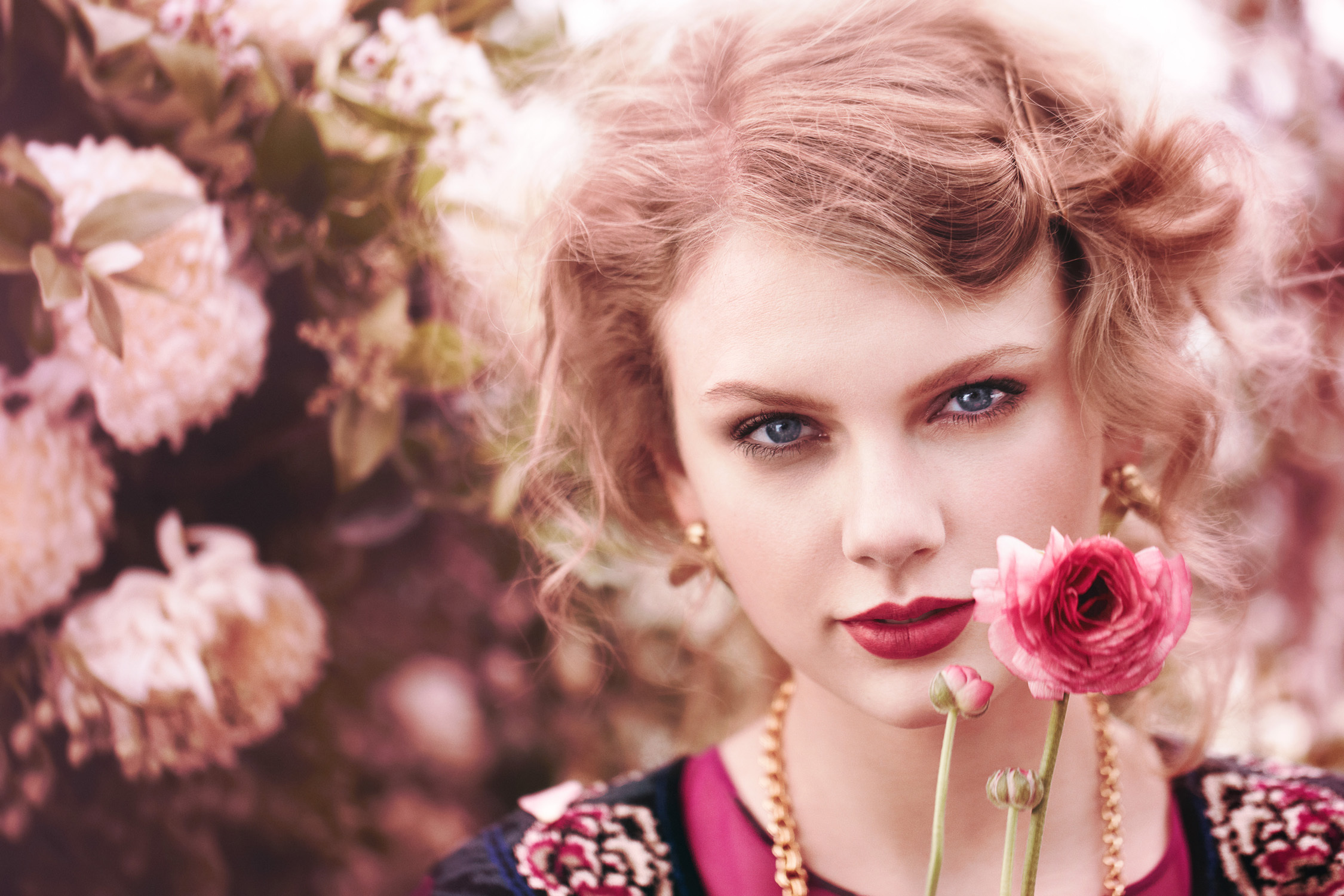 Taylor Swift with flowers HD Wallpaper