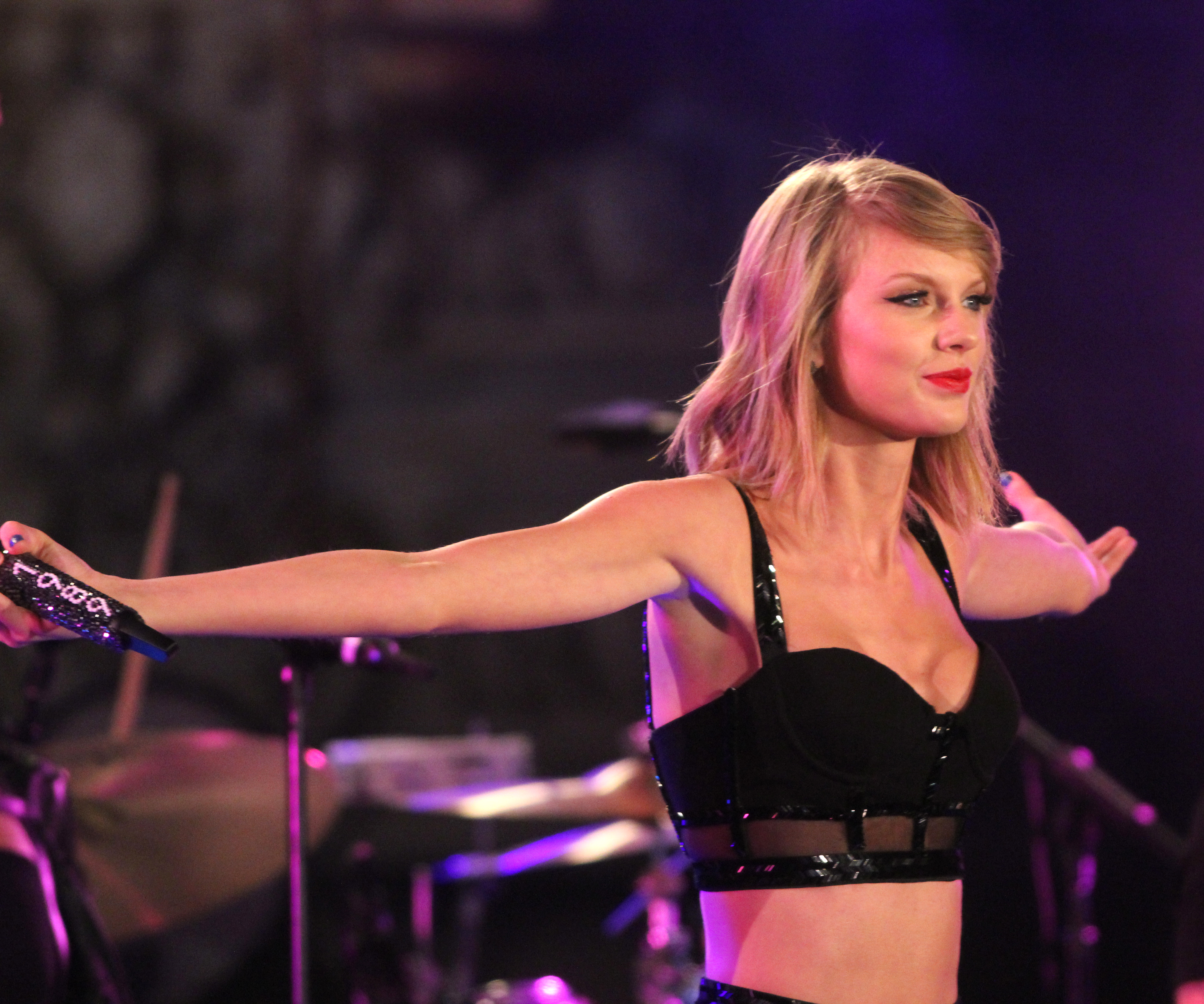 Taylor Swift performing on stage HD Wallpaper