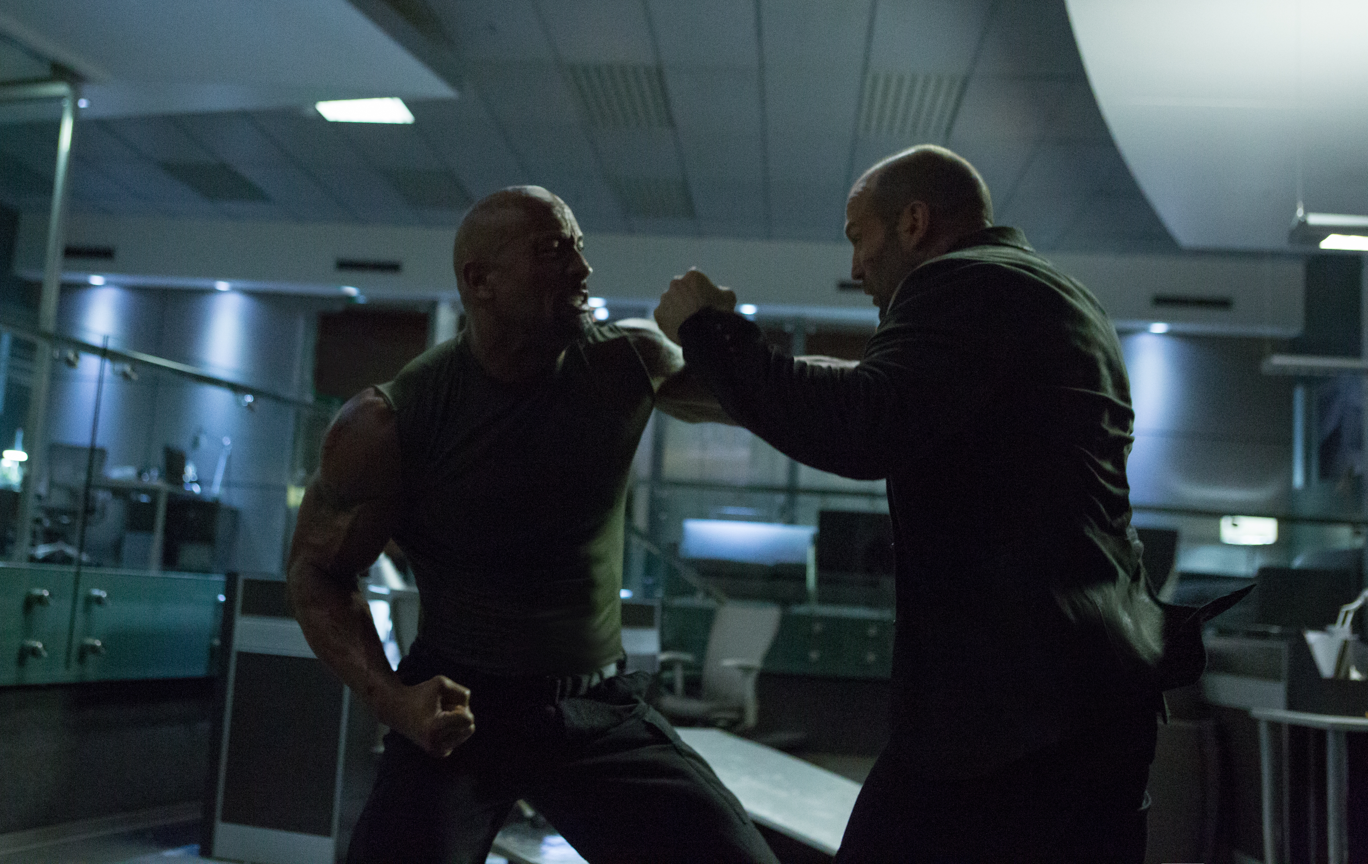Dwayne Johnson and Jason Statham fighting HD Wallpaper