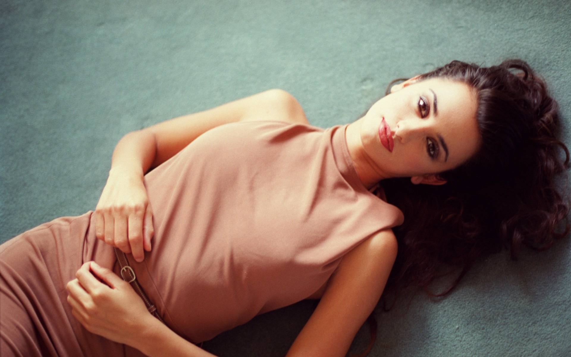 Penélope Cruz lying on a teal carpet HD Wallpaper