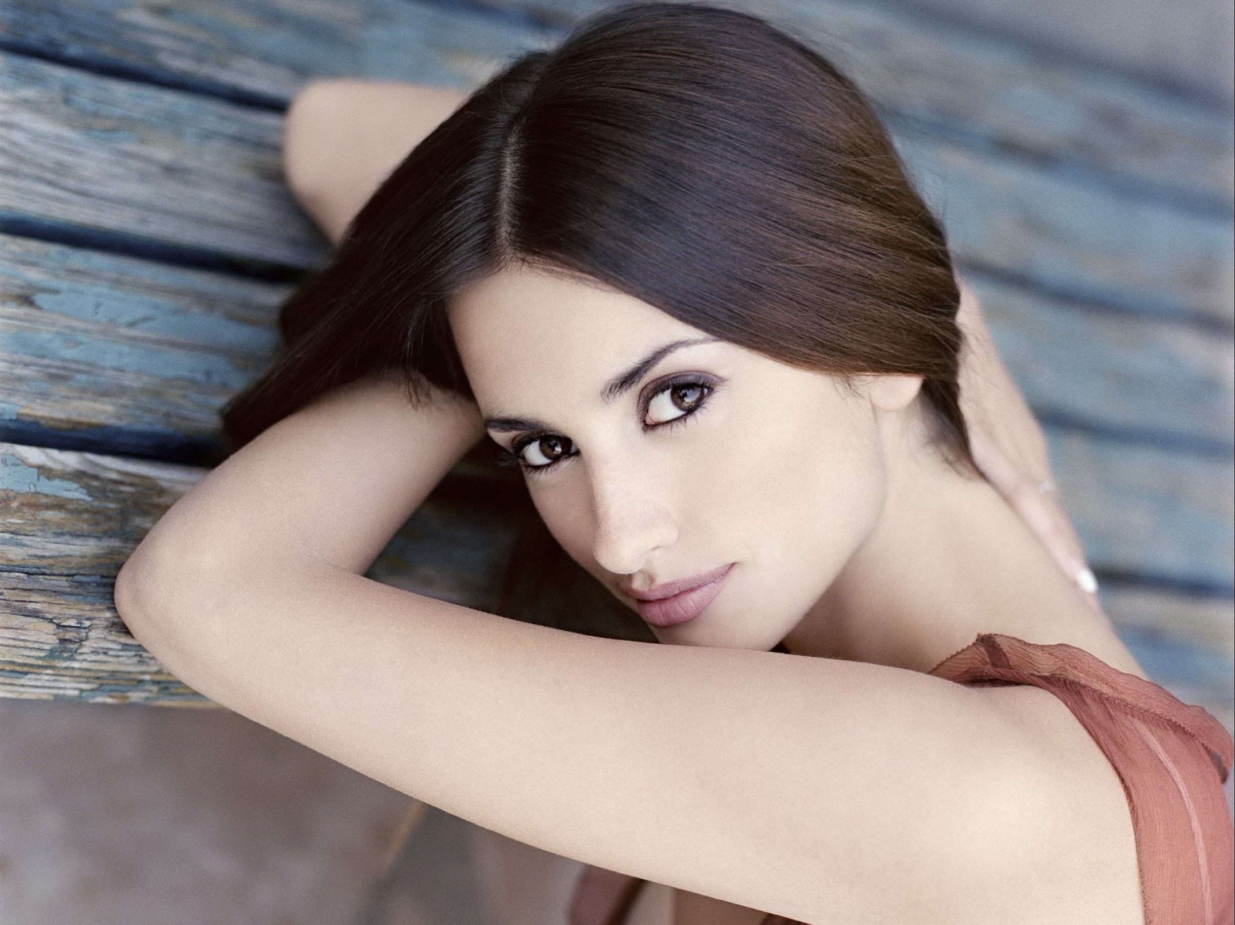Penélope Cruz lying on a wooden surface HD Wallpaper
