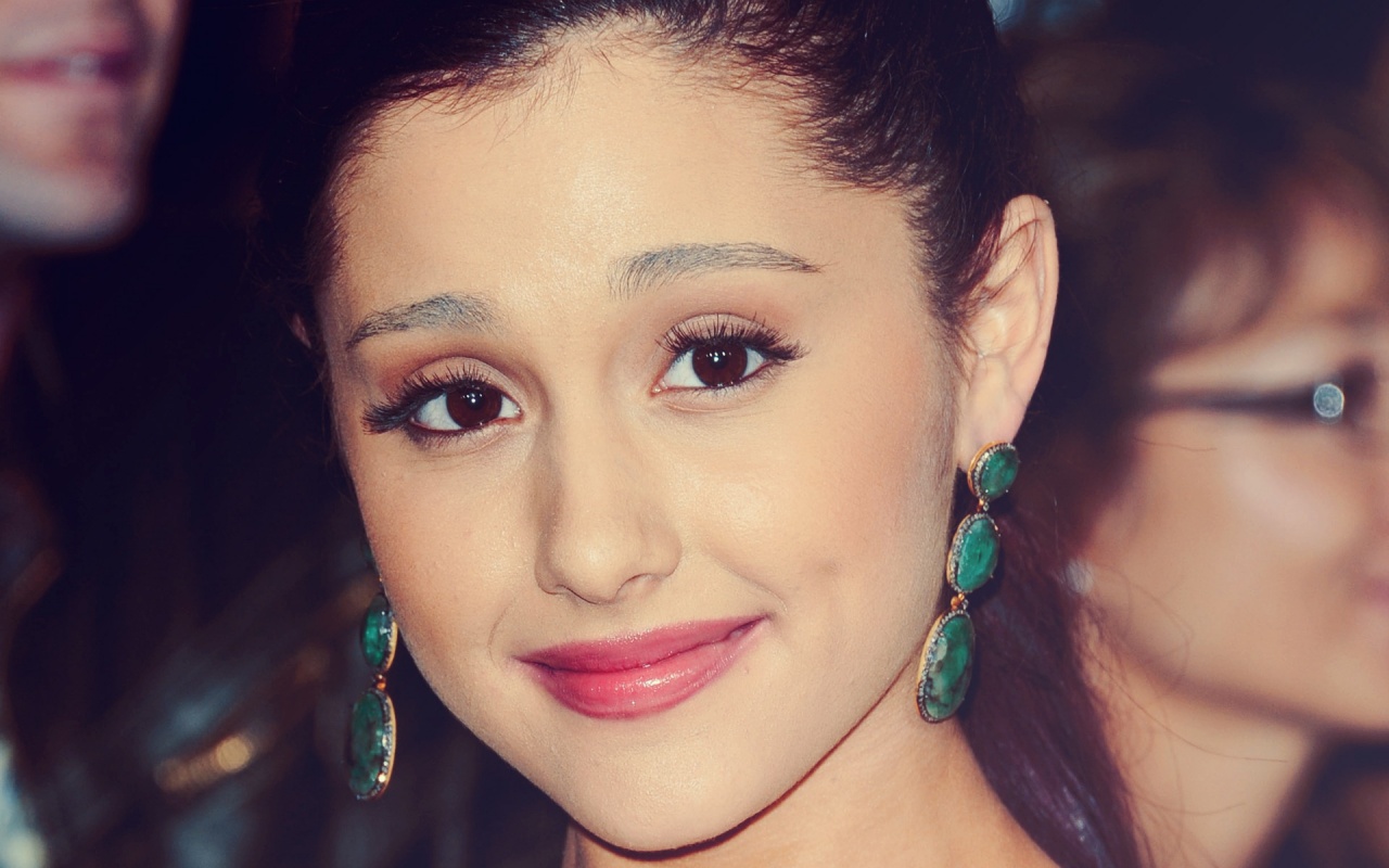 Ariana Grande HD Wallpaper