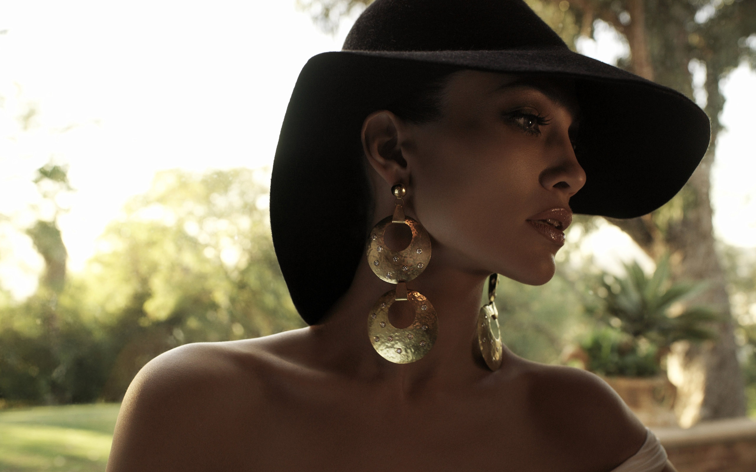 Jennifer Lopez wearing a black hat and large earrings HD Wallpaper