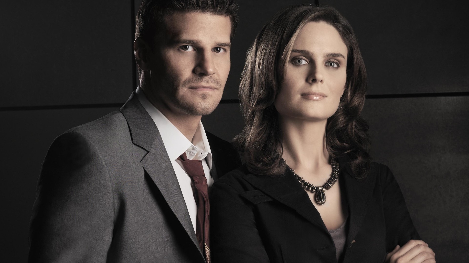 Emily Deschanel and David Boreanaz HD Wallpaper