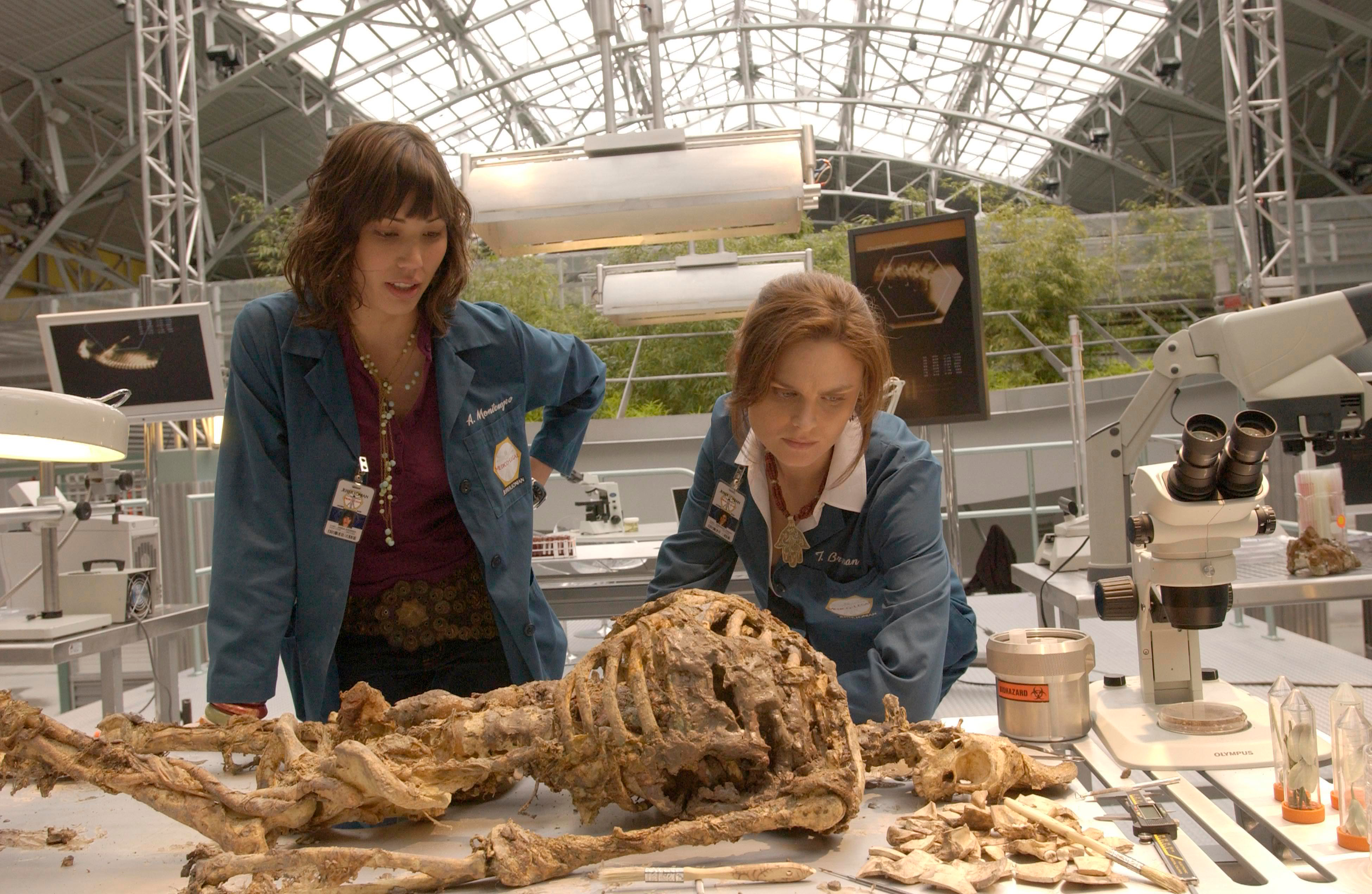 Emily Deschanel and skeleton in laboratory HD Wallpaper