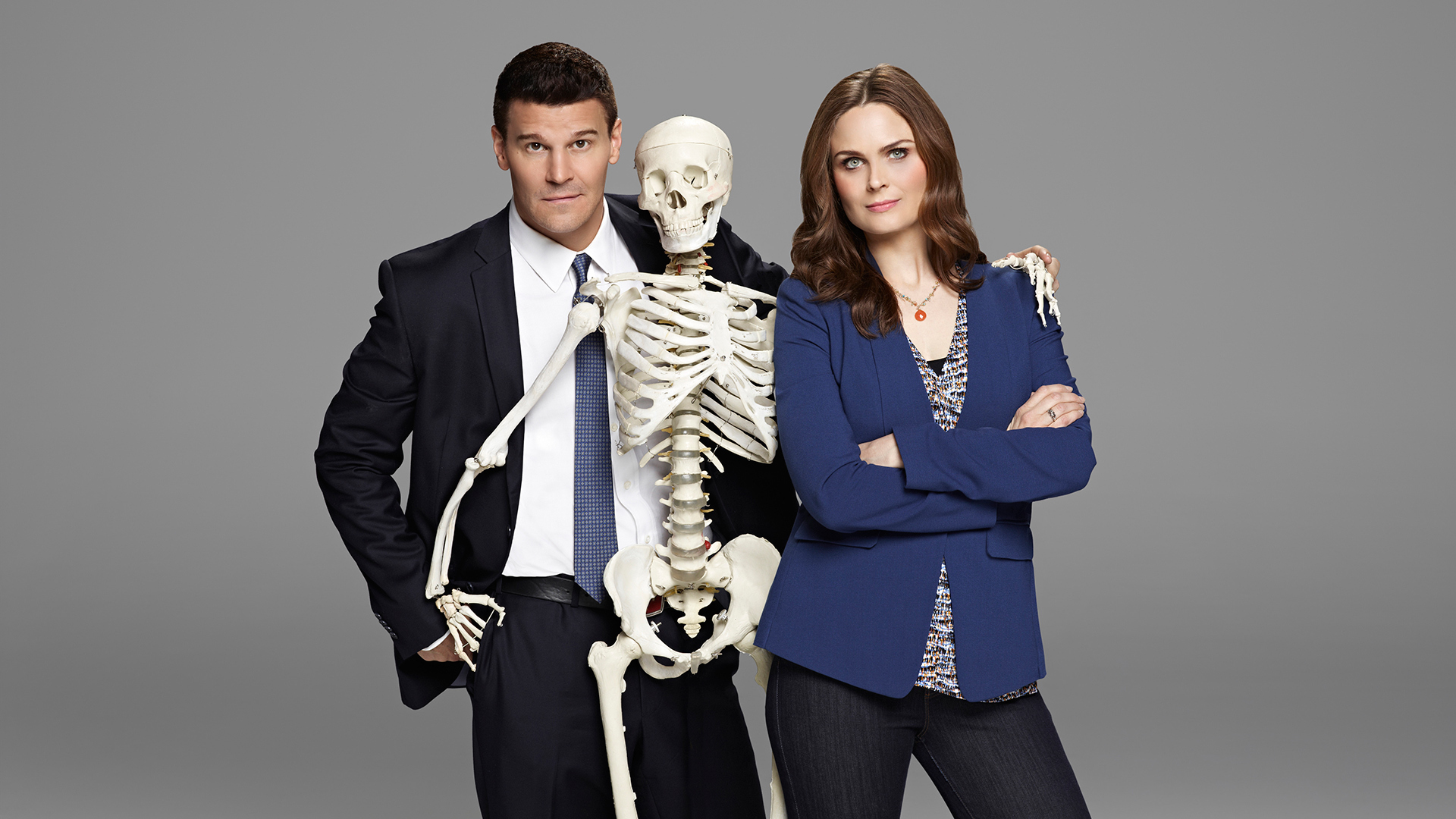 Emily Deschanel and David Boreanaz with a skeleton HD Wallpaper
