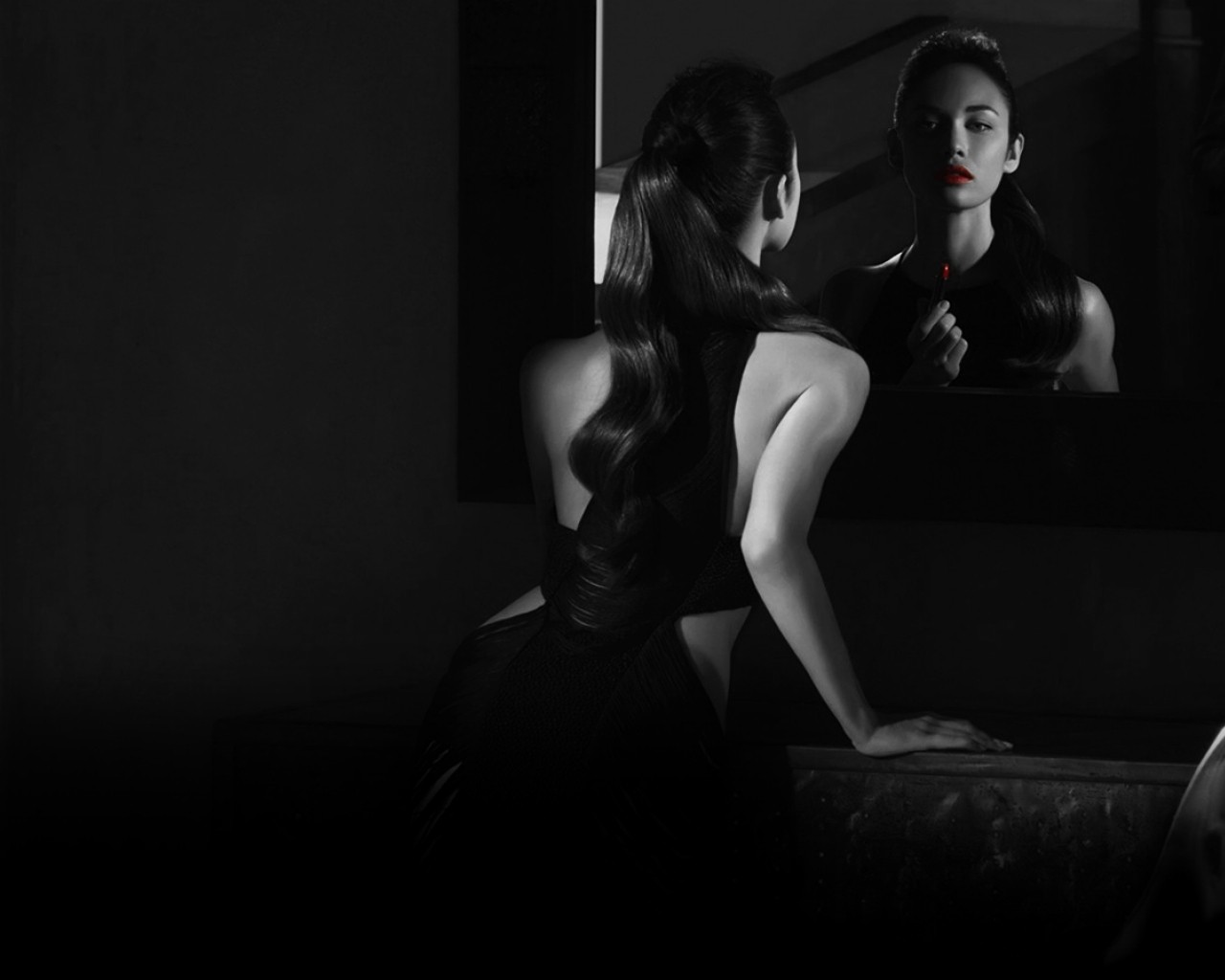Olga Kurylenko applying red lipstick in a mirror HD Wallpaper