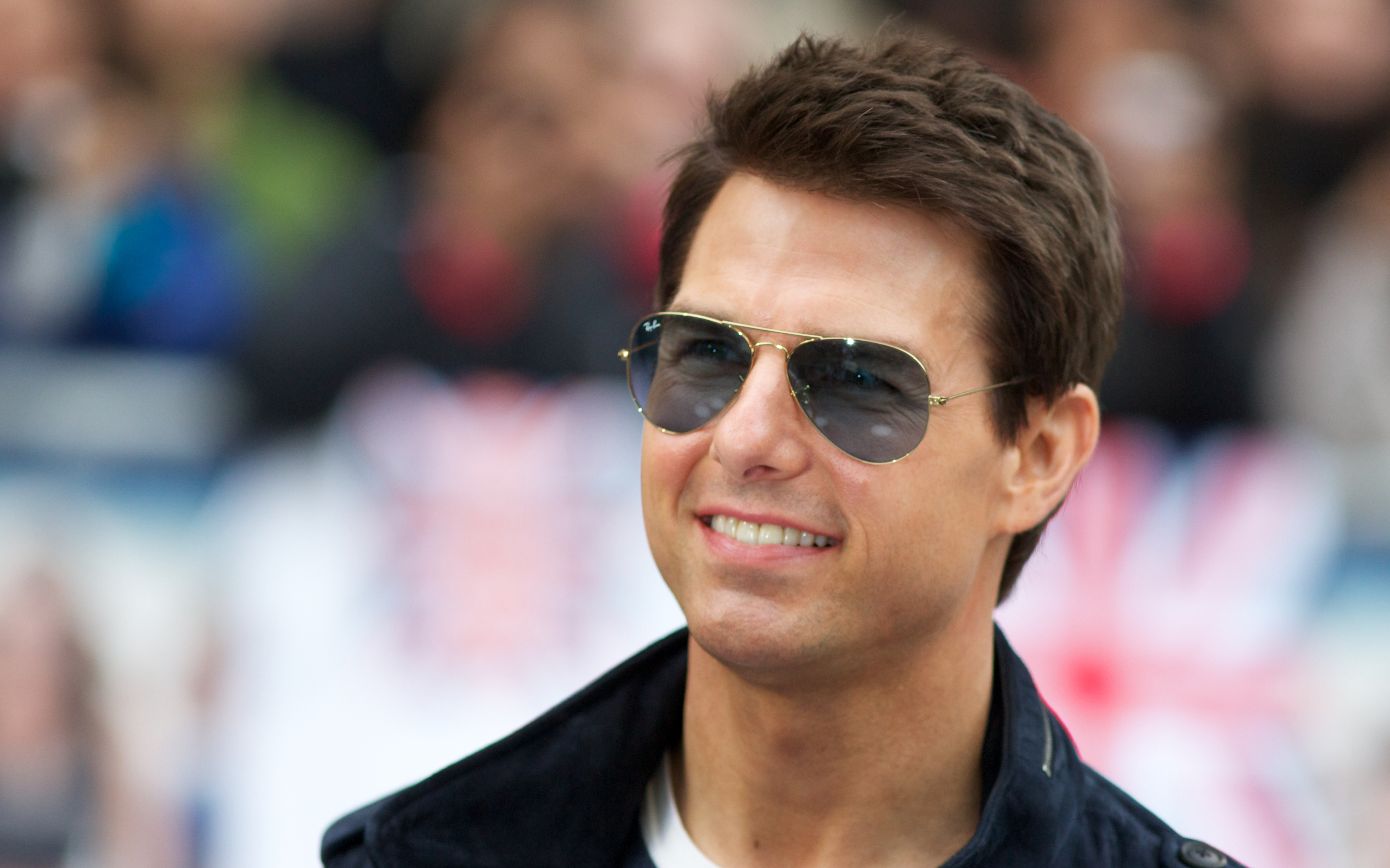 Tom Cruise wearing sunglasses HD Wallpaper