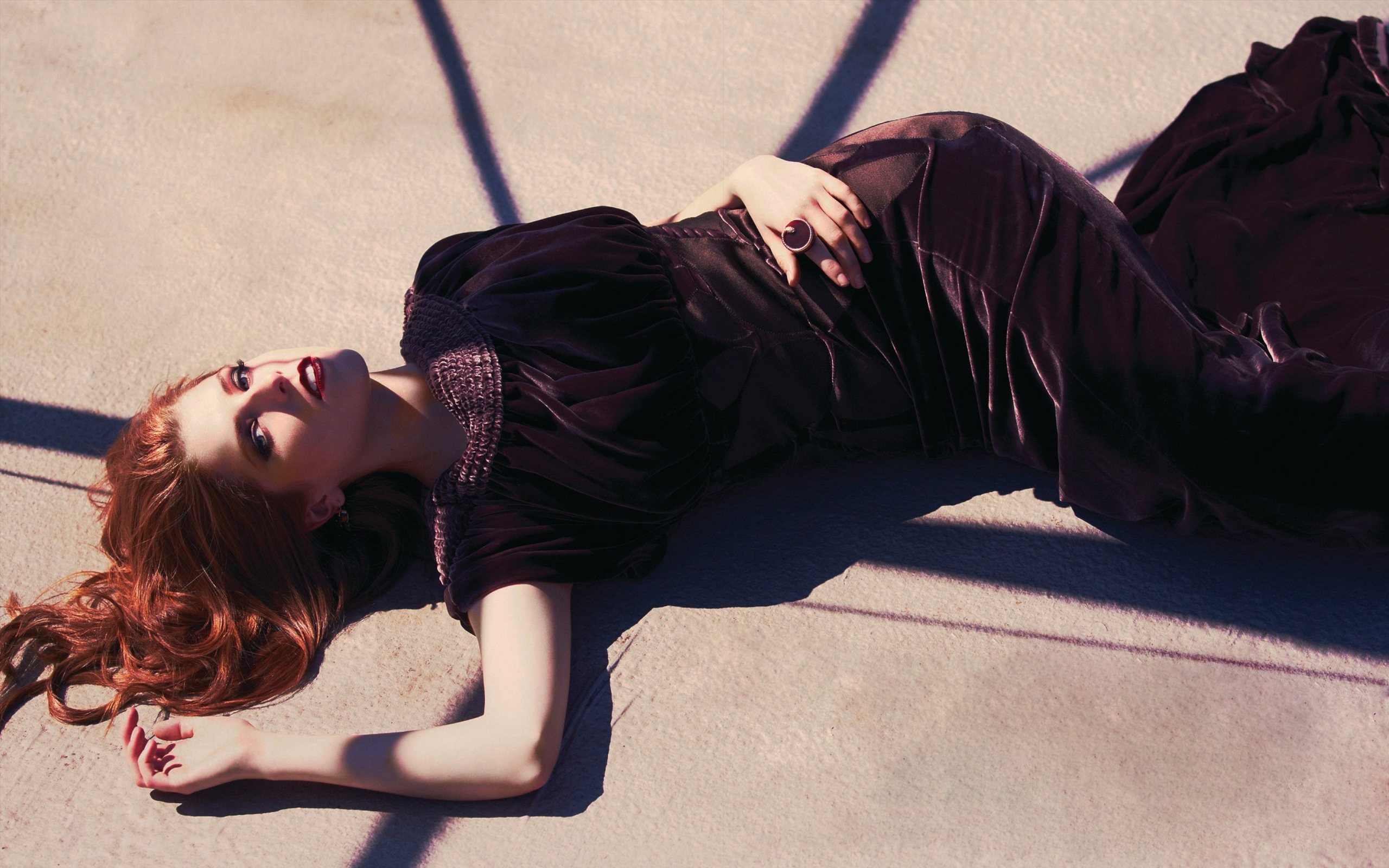 Anna Kendrick lying on the ground HD Wallpaper