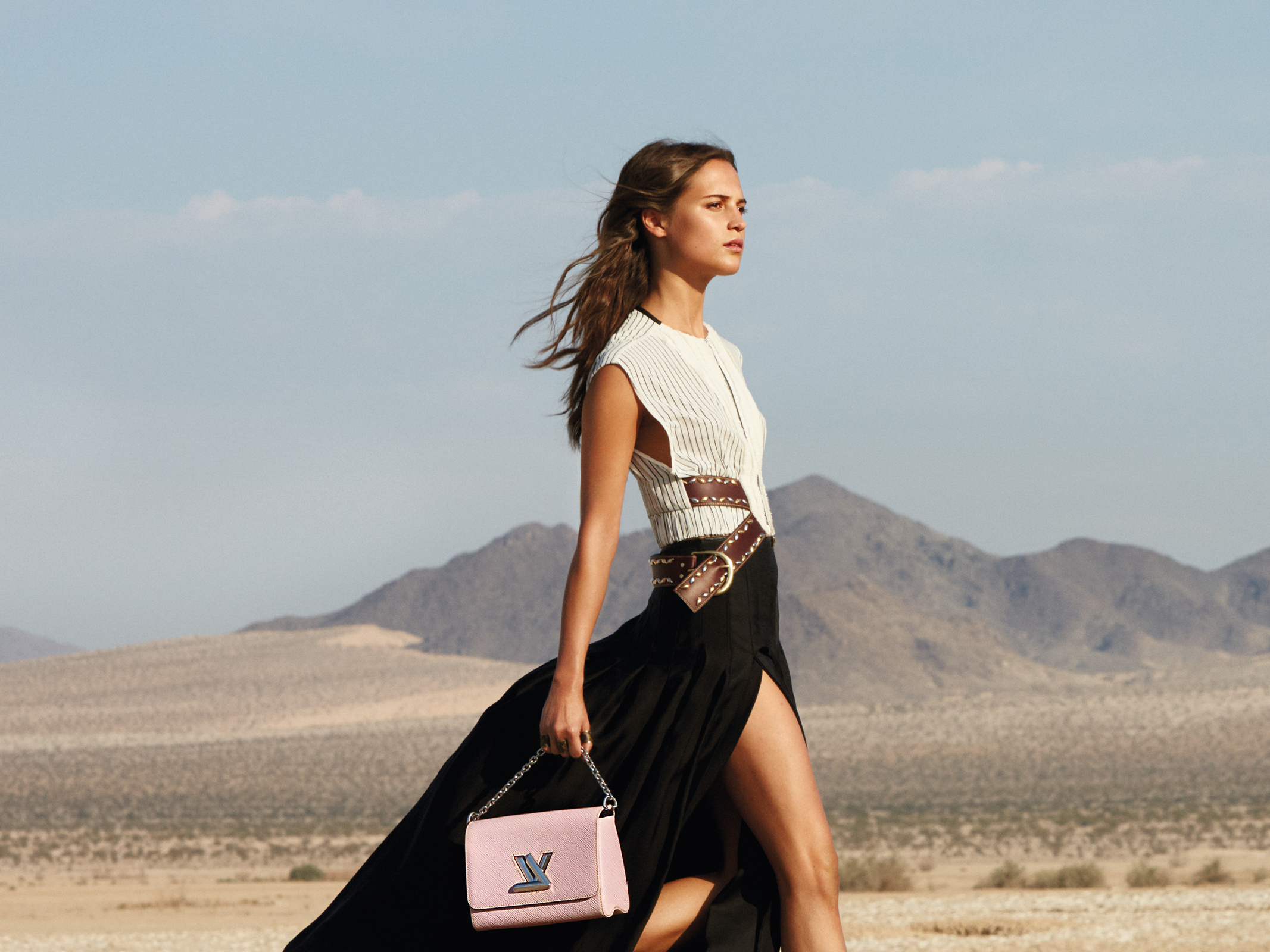Alicia Vikander in desert landscape HD Wallpaper