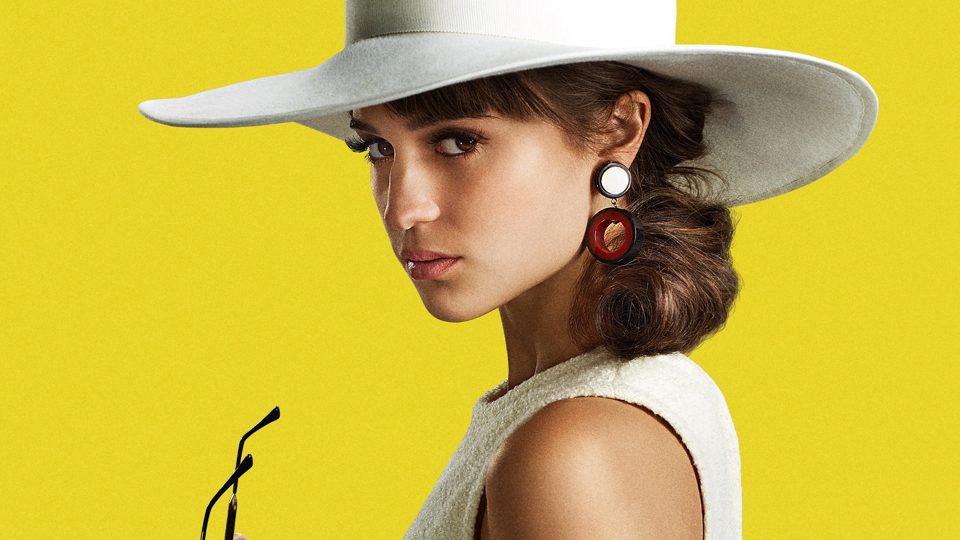 Alicia Vikander wearing a white hat and earrings HD Wallpaper