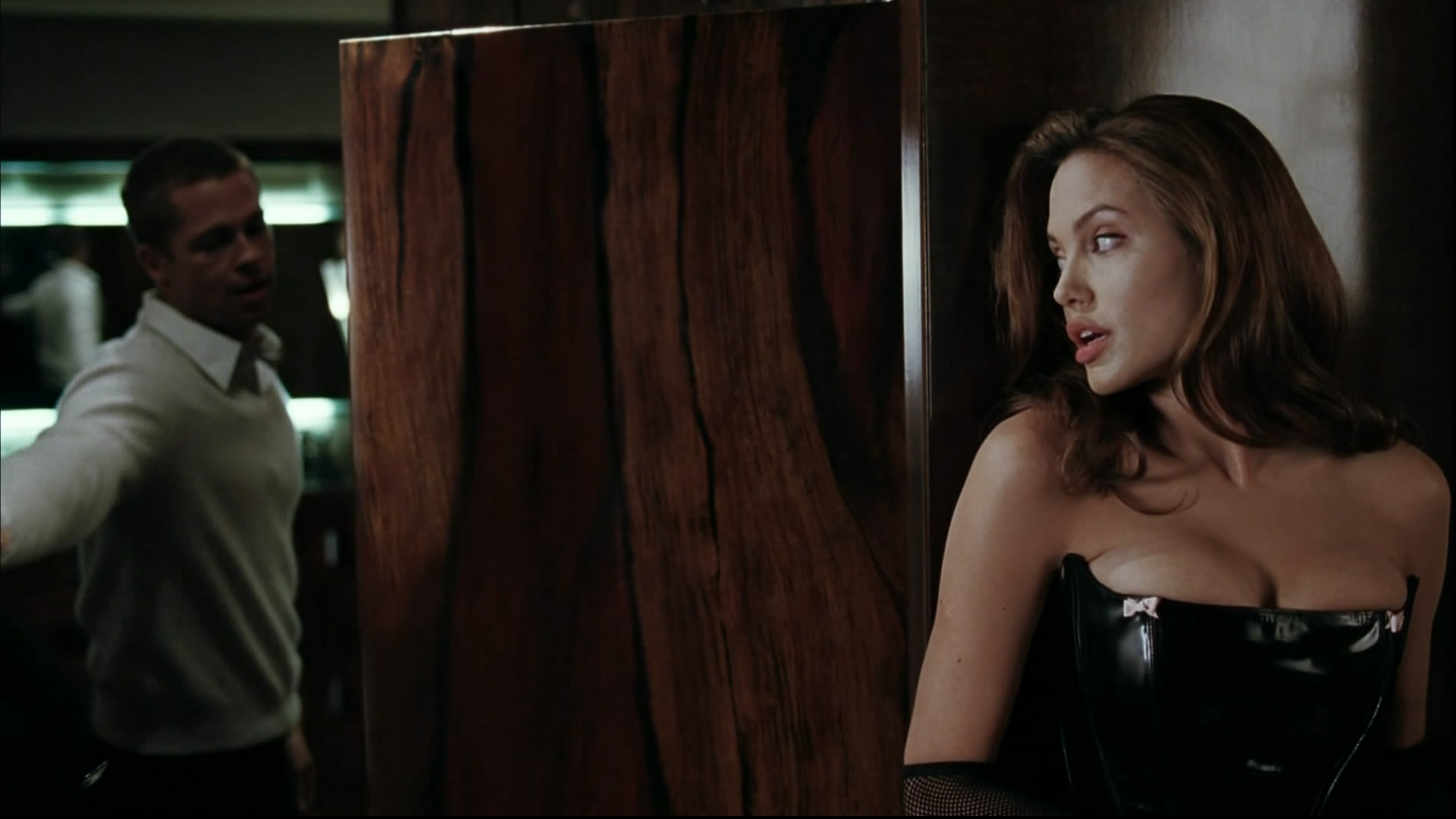 Brad Pitt and Angelina Jolie in Mr. & Mrs. Smith HD Wallpaper