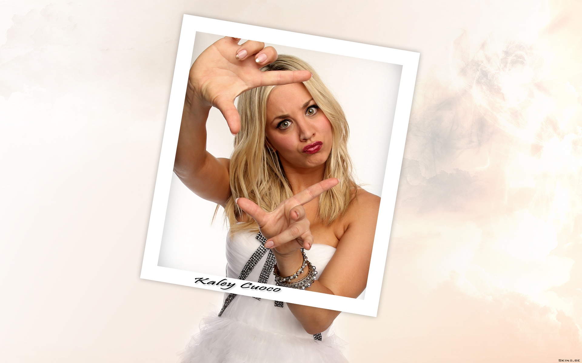 Kaley Cuoco posing for the camera HD Wallpaper