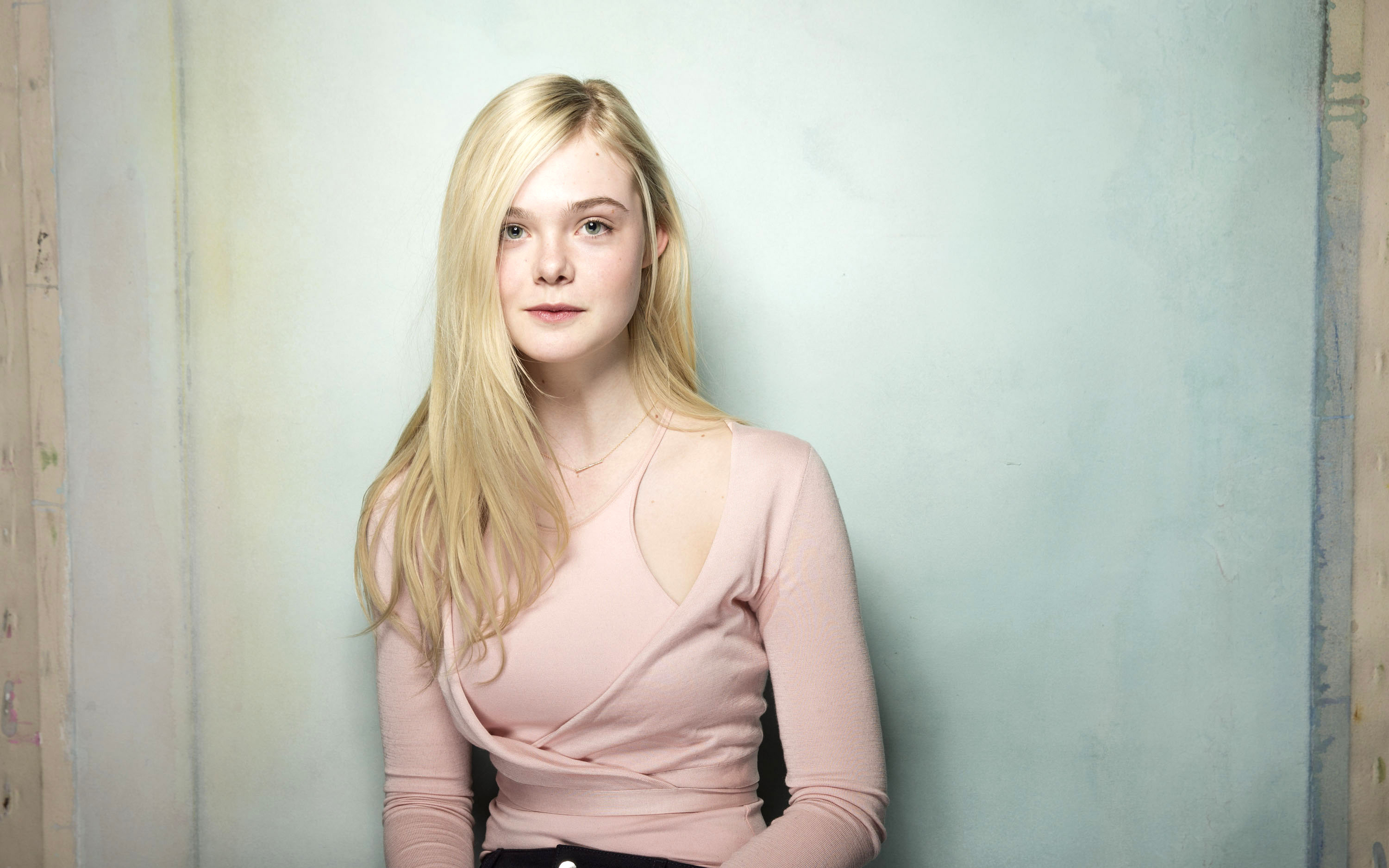 Elle Fanning HD Wallpaper