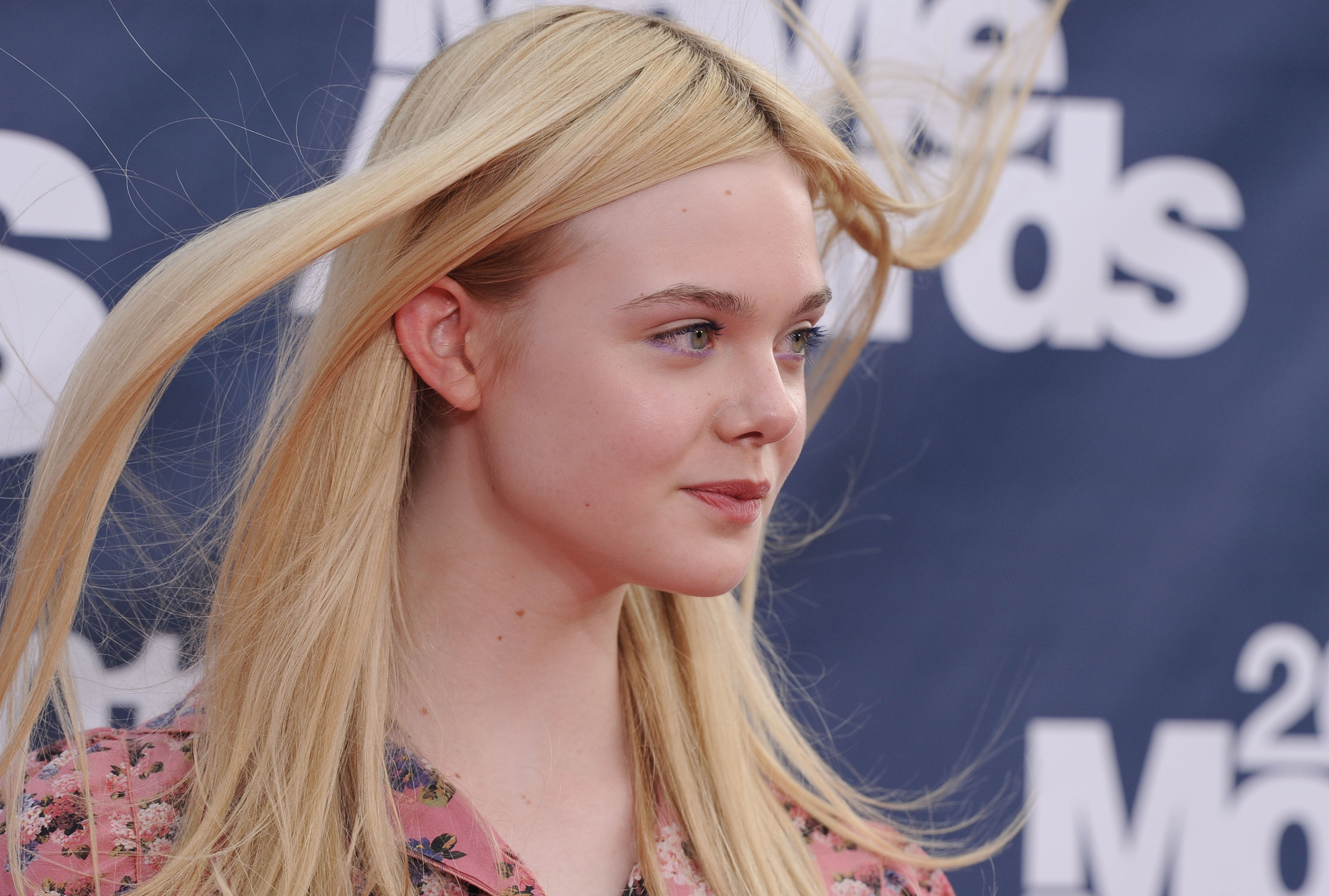 Elle Fanning at MTV Movie Awards HD Wallpaper