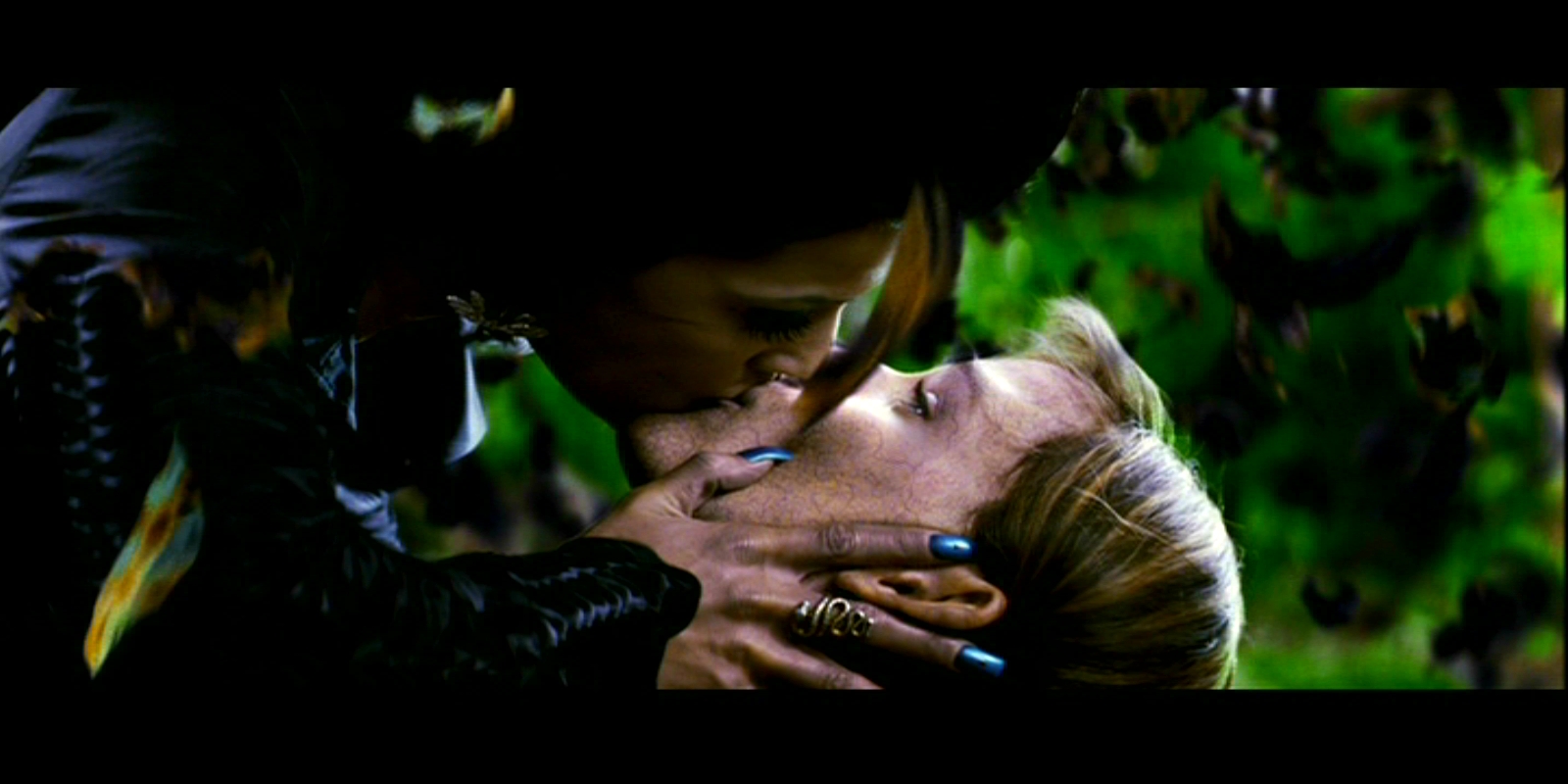 Jennifer Garner kissing a man HD Wallpaper