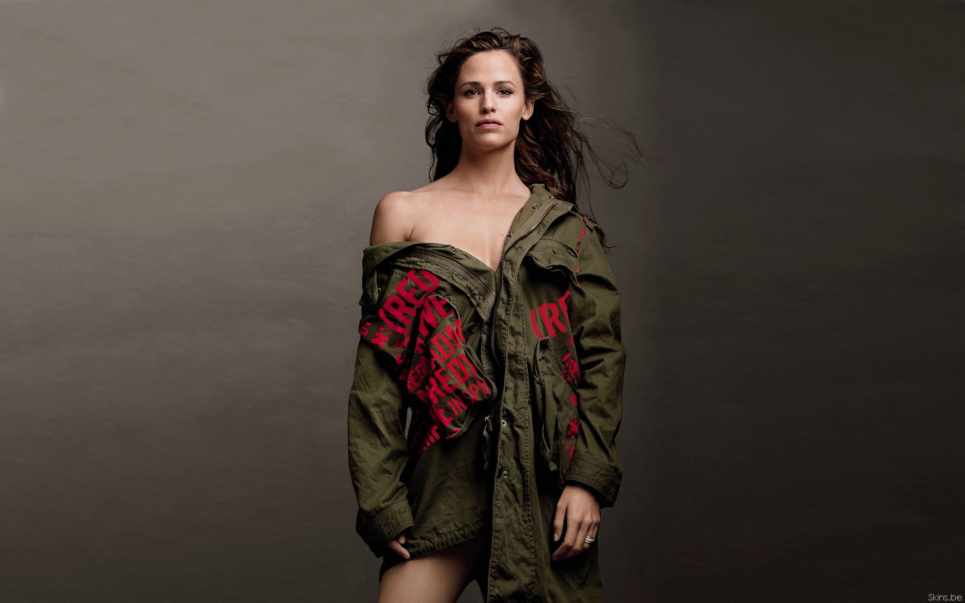 Jennifer Garner in an olive green jacket HD Wallpaper