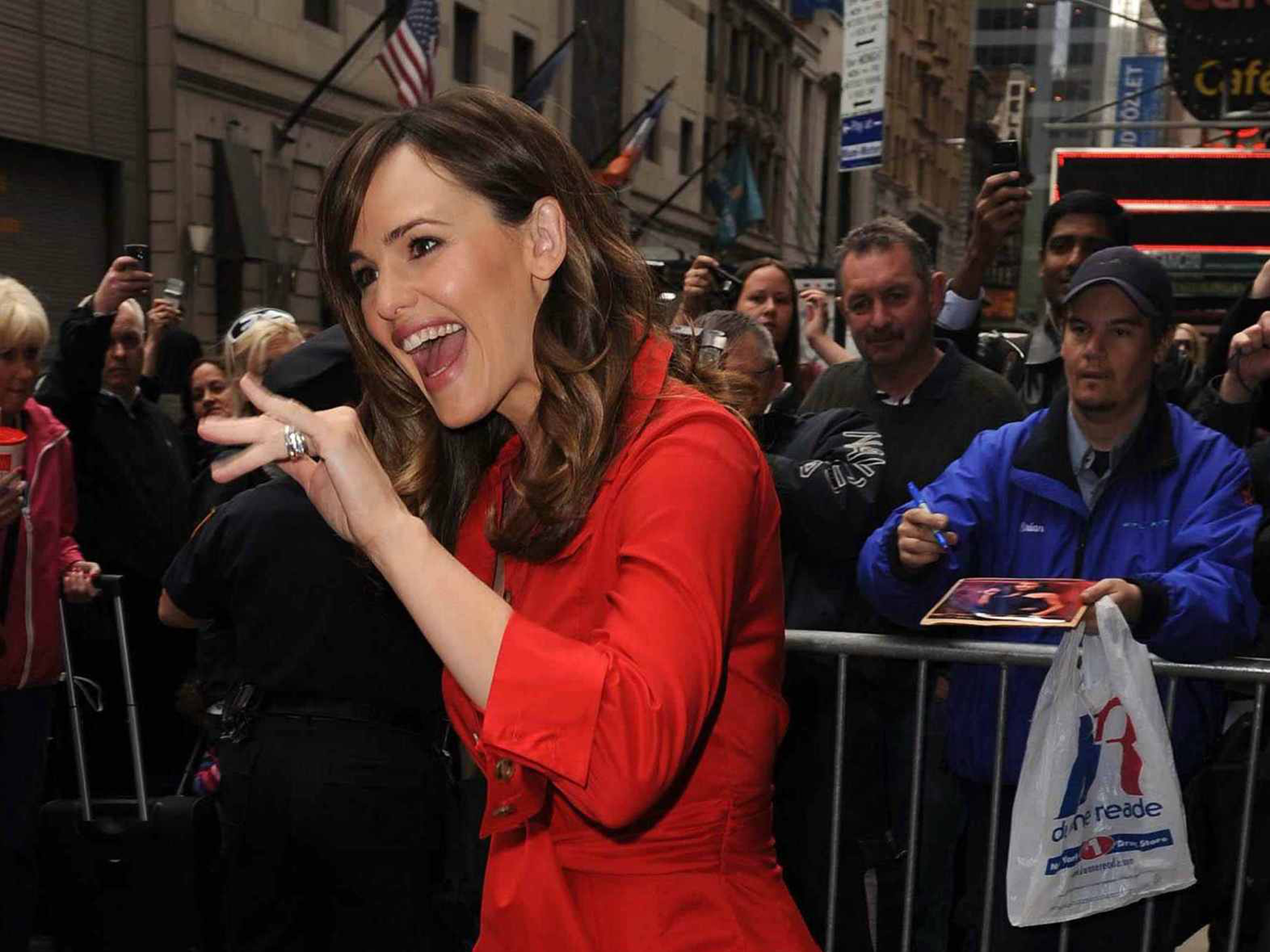Jennifer Garner posing for fans HD Wallpaper