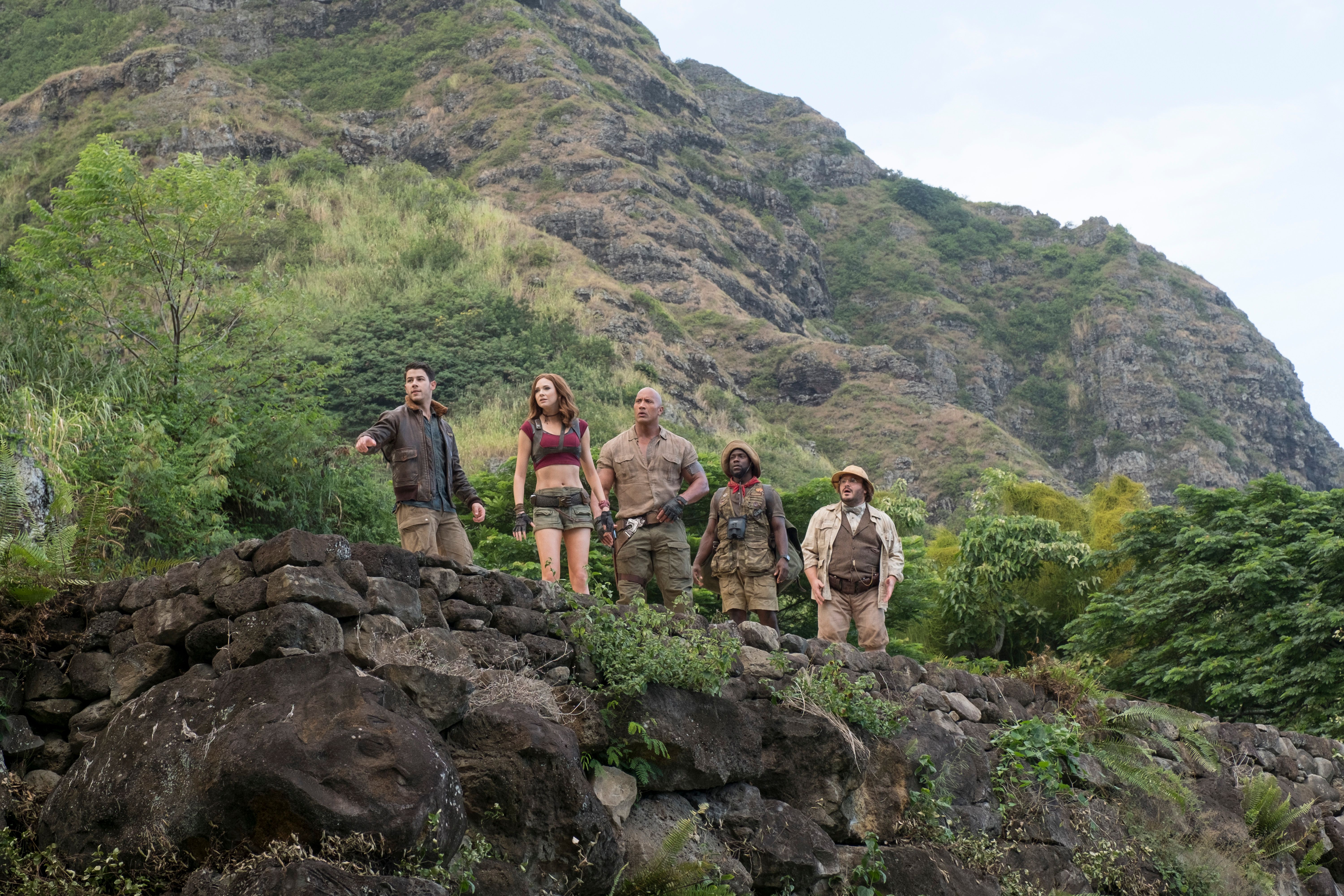 Karen Gillan and cast in Jumanji HD Wallpaper
