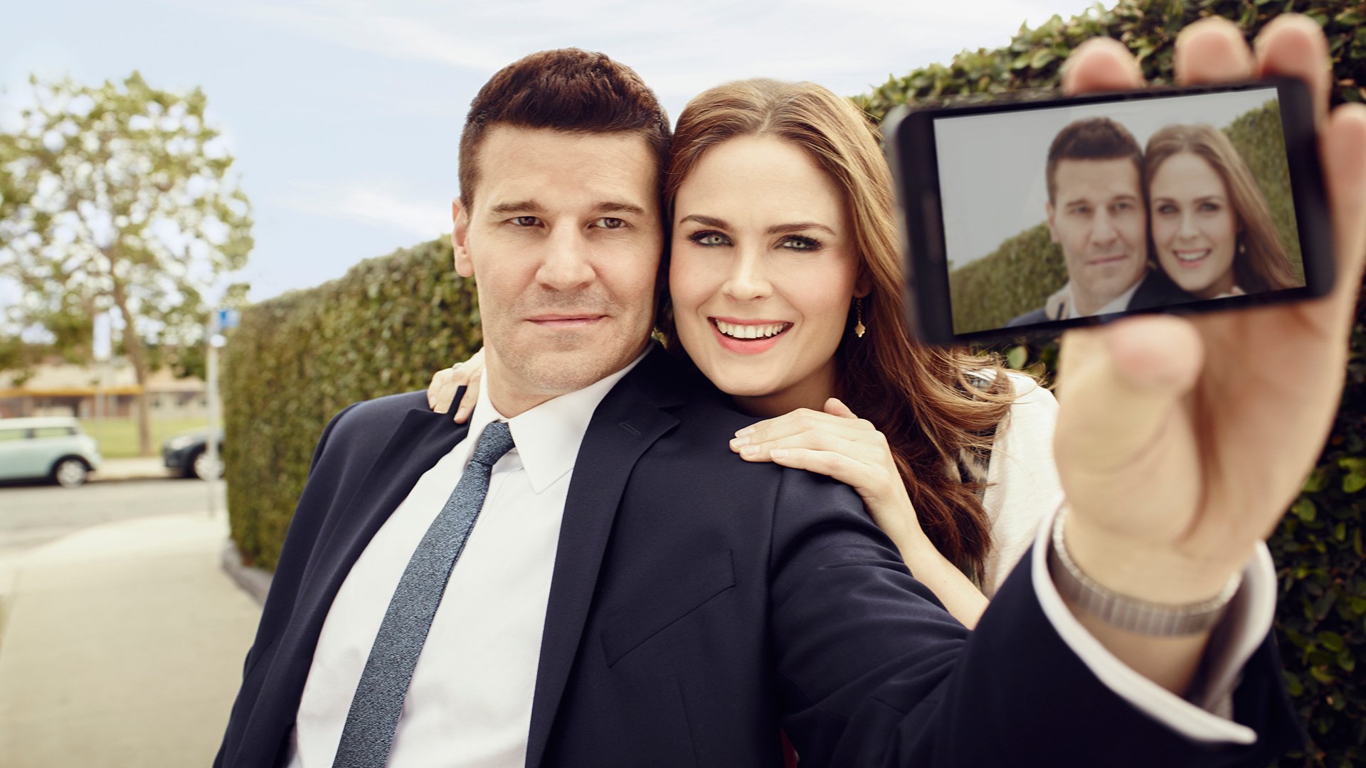 David Boreanaz and Emily Deschanel taking a selfie HD Wallpaper