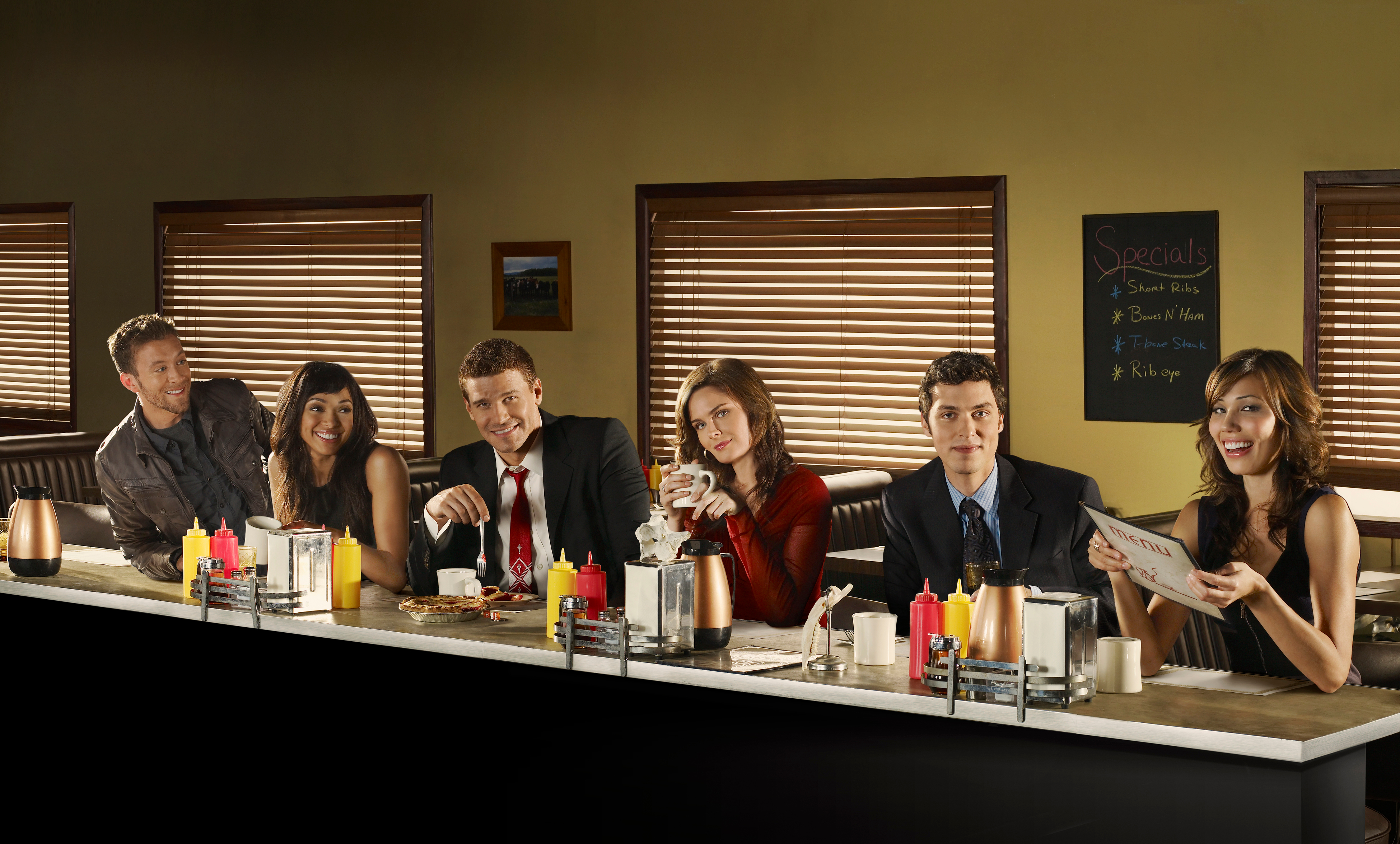 David Boreanaz and cast at a diner HD Wallpaper