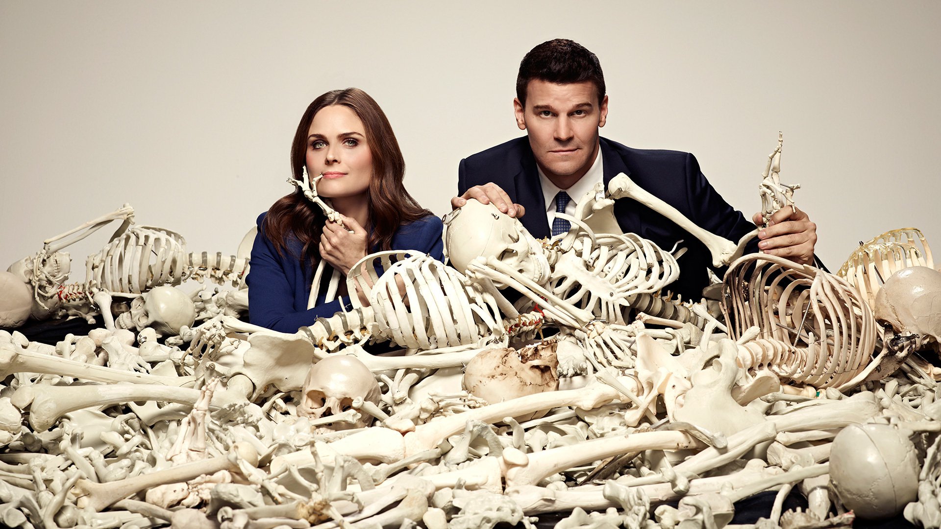 David Boreanaz and Emily Deschanel with skeletons HD Wallpaper